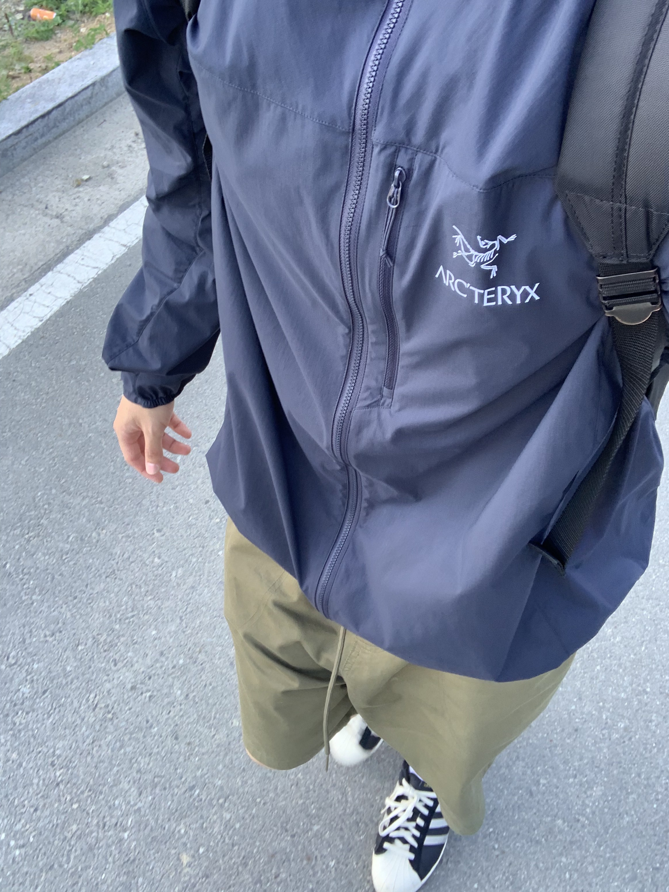 Arc'teryx Squamish Hoody Black Sapphire, Adidas Superstar 82 Black White 착용 스타일 - 1