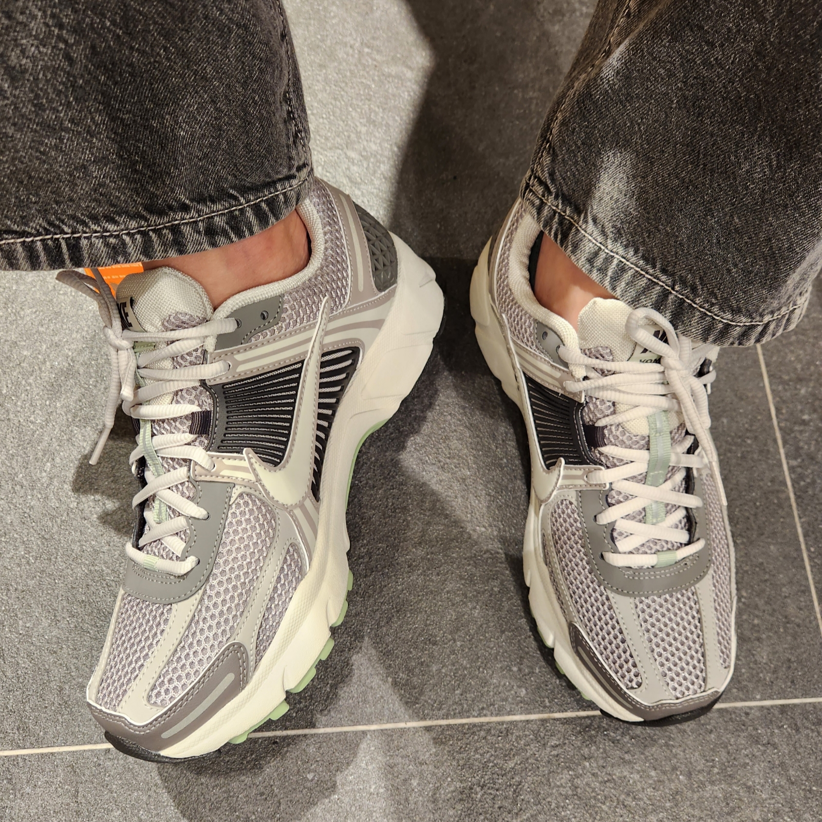 (W) Nike Zoom Vomero 5 Cobblestone and Flat Pewter 착용 스타일 - 2