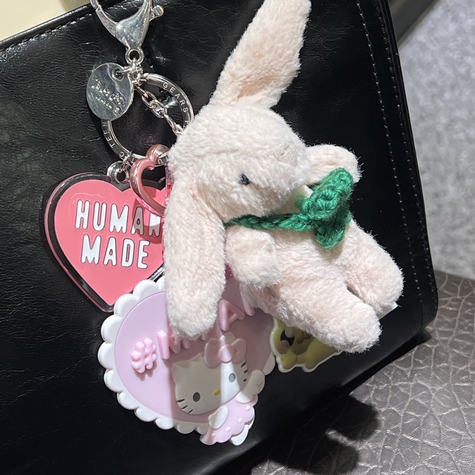 Human Made Acrylic Heart Keyring Pink, Jellycat Bashful Bunny Bag Charm Blush 착용 스타일