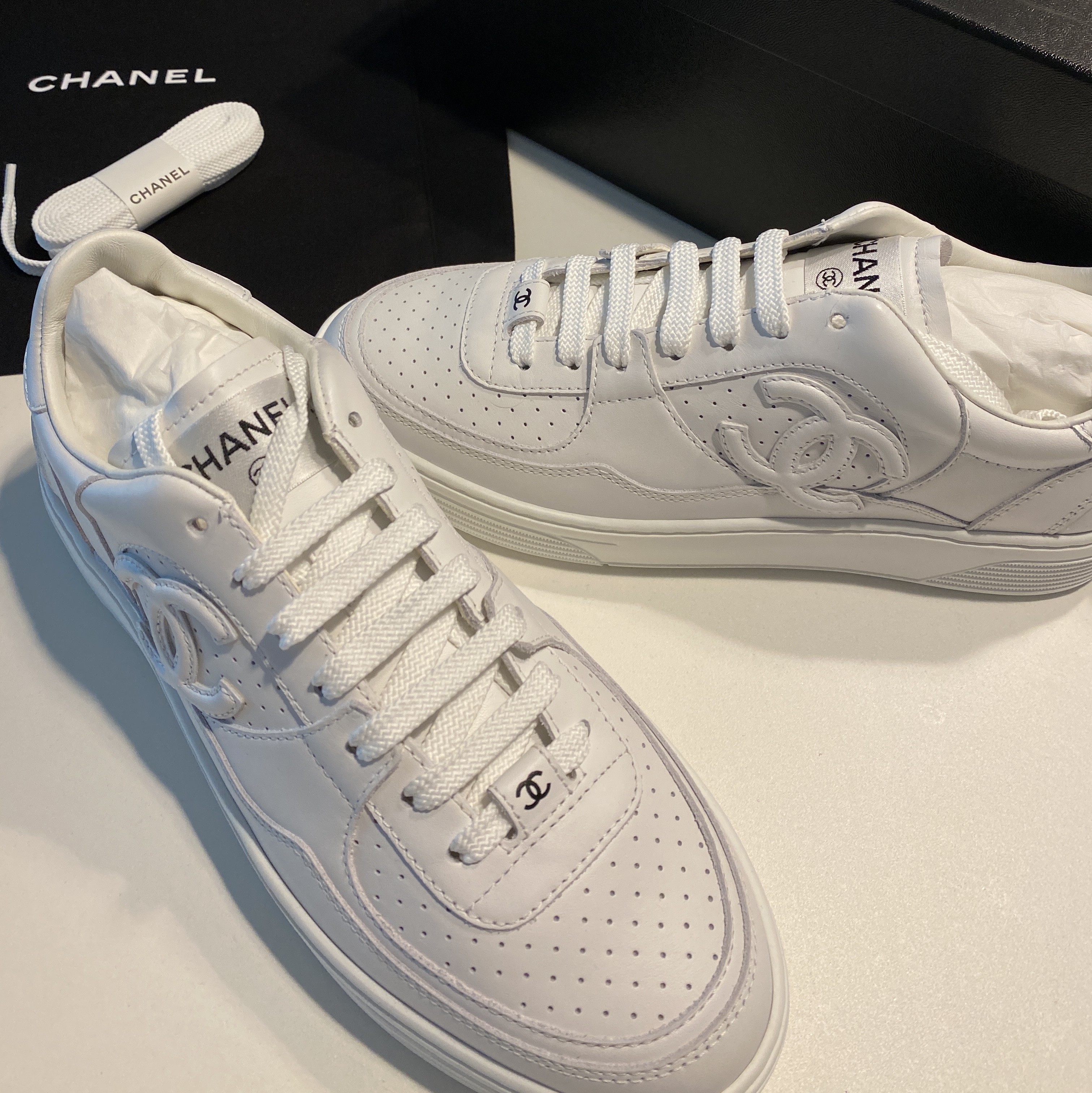 (W) Chanel Sneakers Calfskin & White 착용 스타일