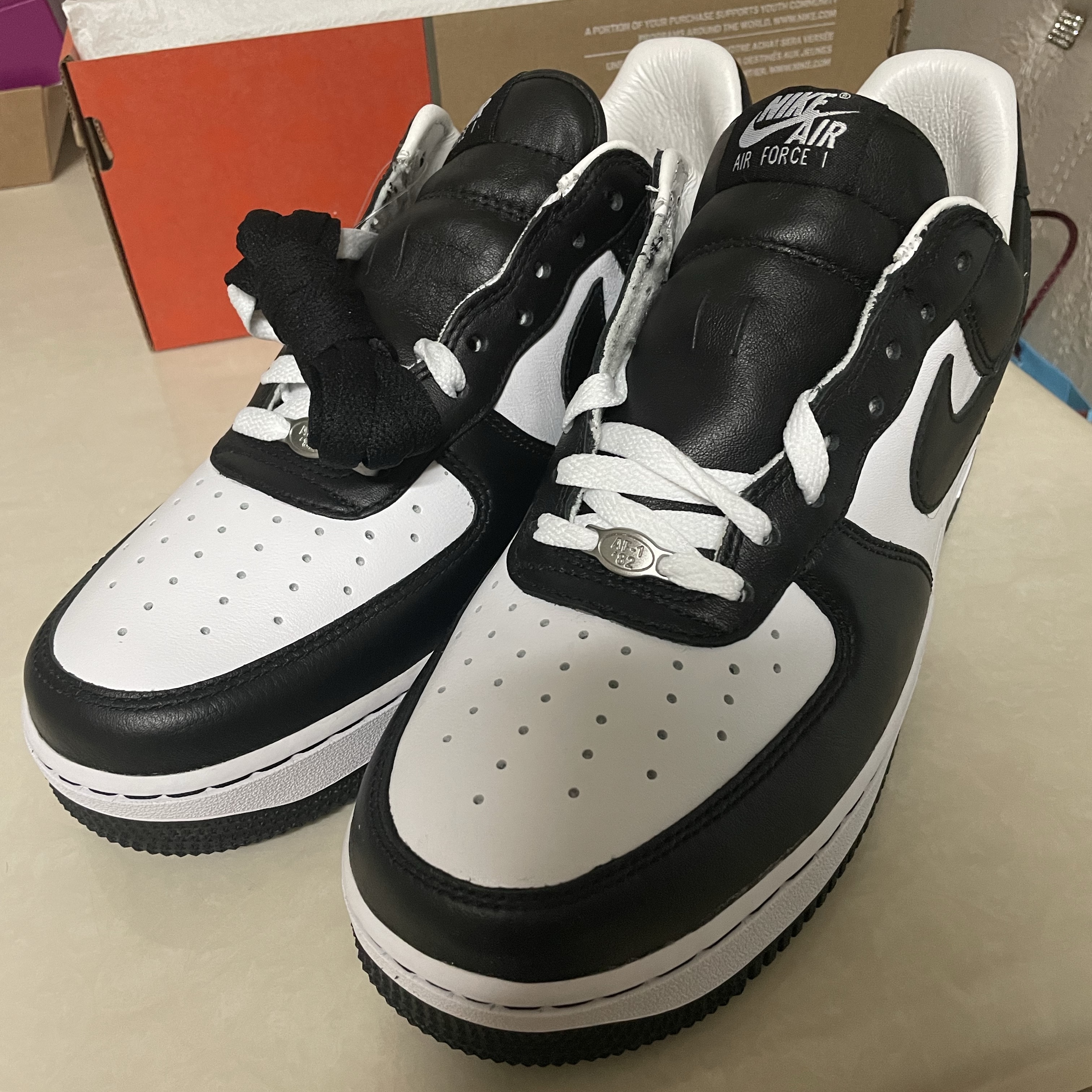 Nike x Terror Squad Air Force 1 Low QS Blackout 착용 스타일 - 3