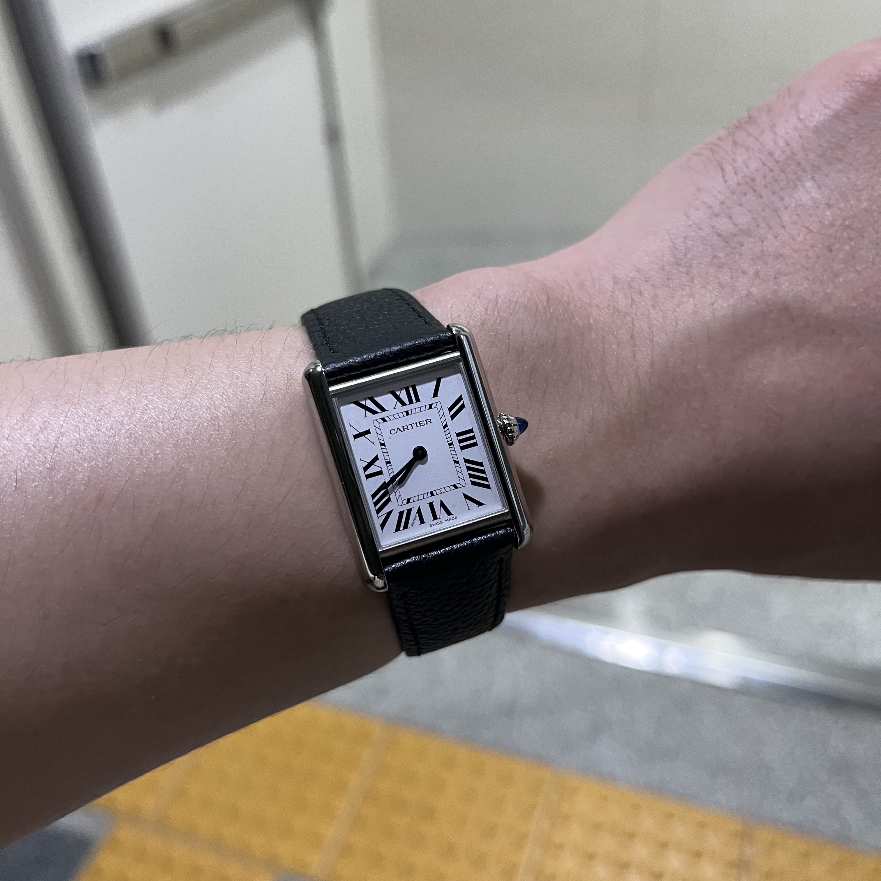 Cartier Tank Must Watch Large Quartz Steel Calfskin Black 착용 스타일 - 2
