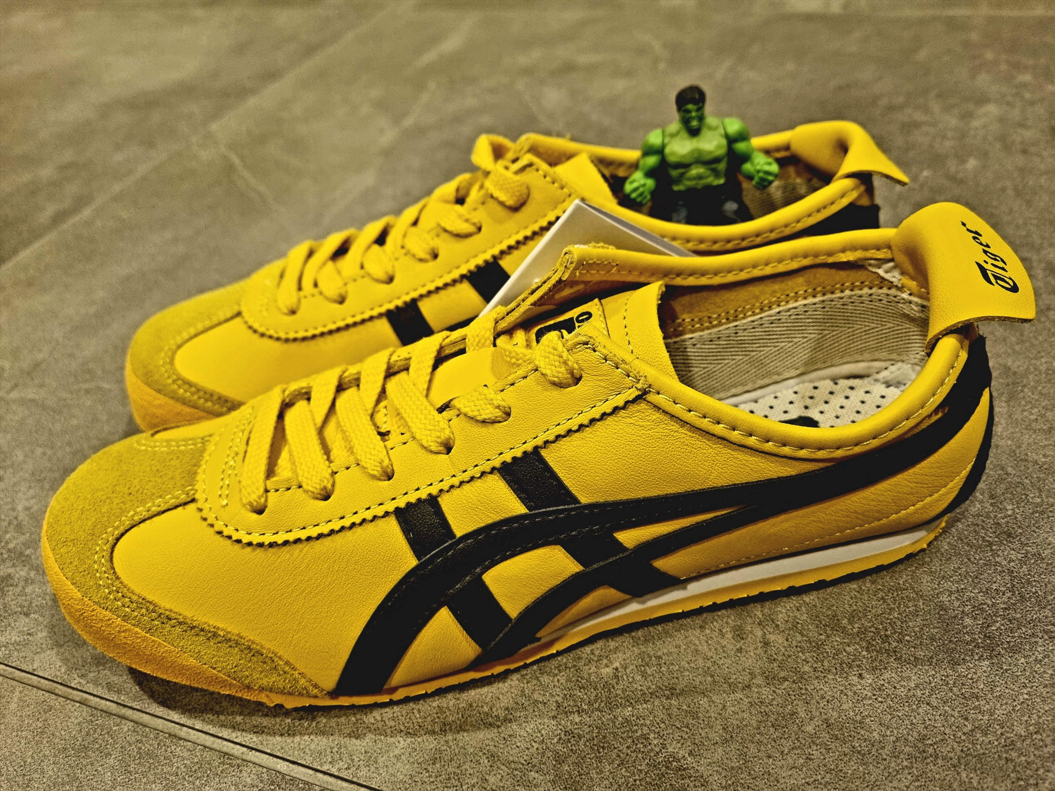 Onitsuka Tiger Mexico 66 Yellow Black 착용 스타일 - 1