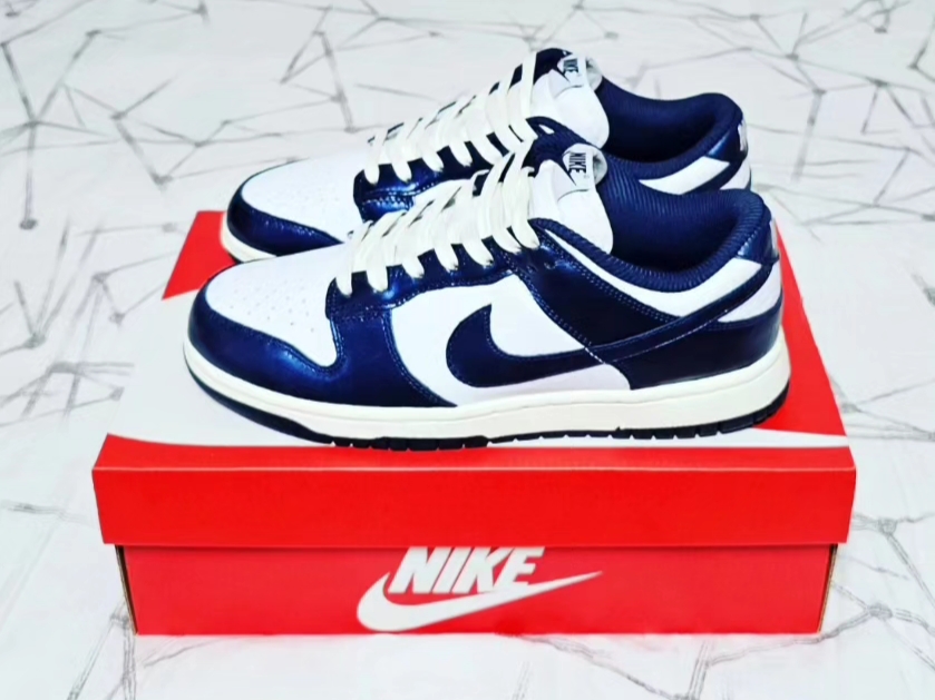 (W) Nike Dunk Low PRM Midnight Navy and White 착용 스타일 - 2