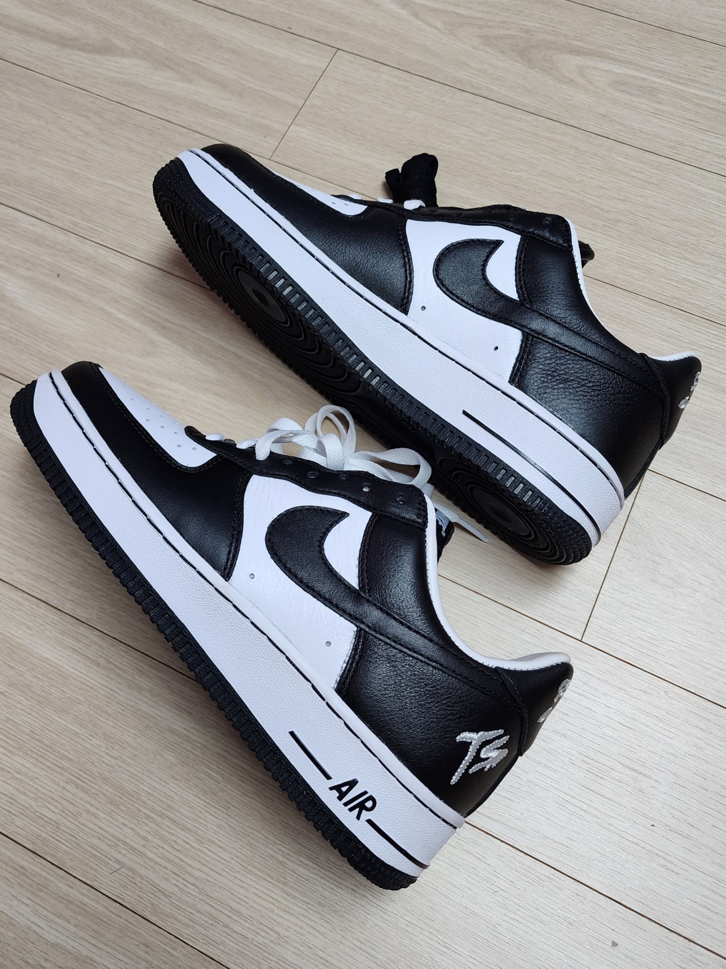 Nike x Terror Squad Air Force 1 Low QS Blackout 착용 스타일 - 1