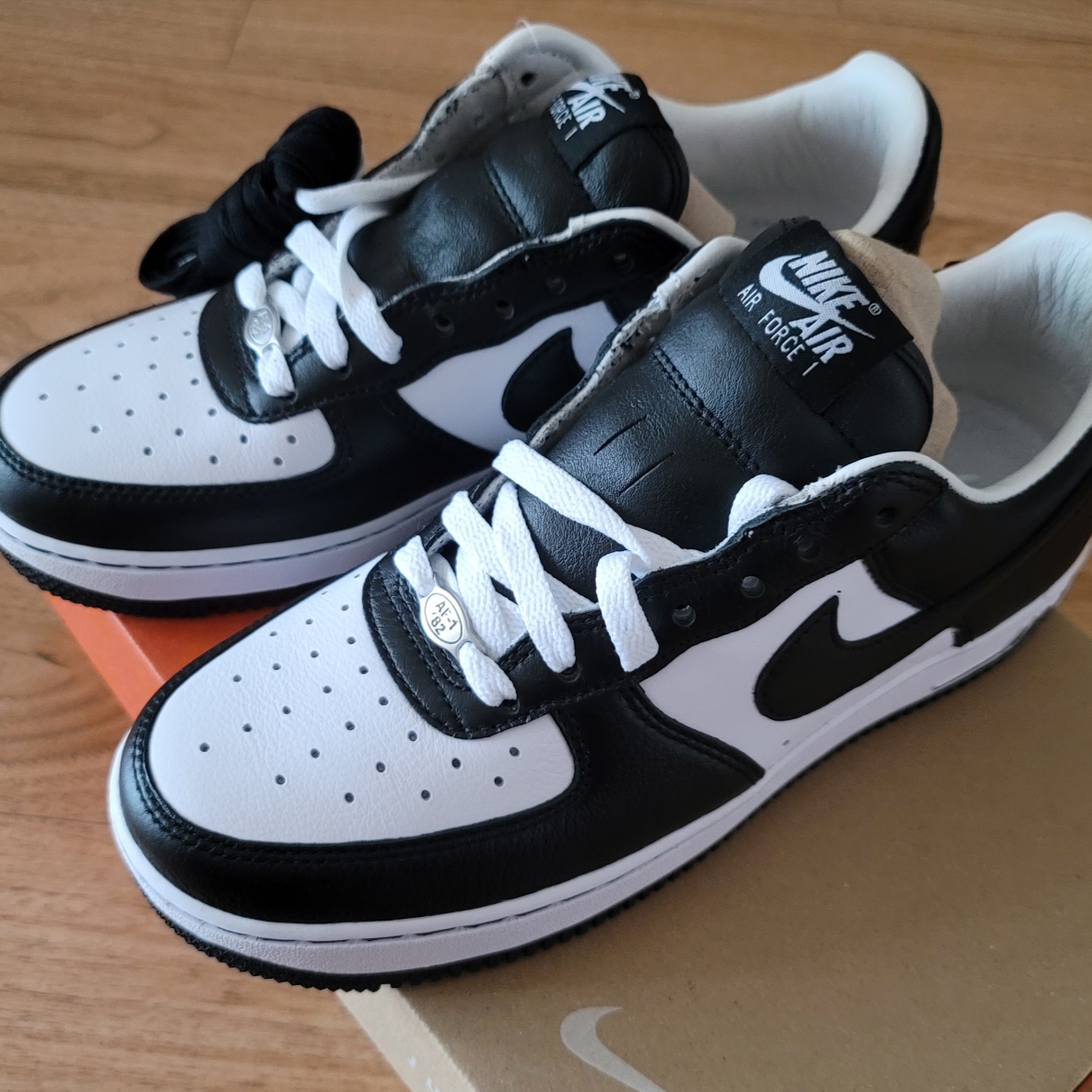 Nike x Terror Squad Air Force 1 Low QS Blackout 착용 스타일 - 2
