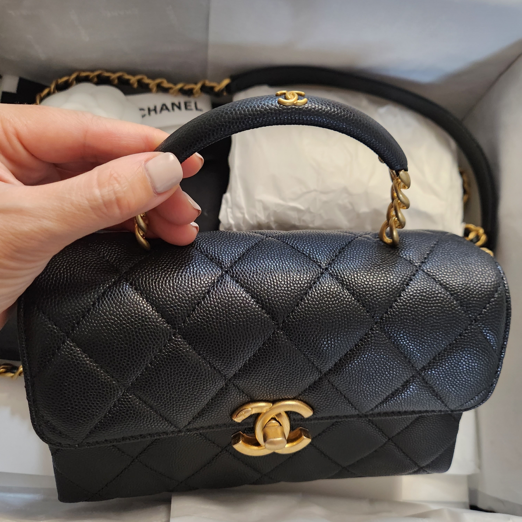 Chanel Mini Flap Bag with Top Handle Grained Shiny Calfskin & Gold Black 착용 스타일 - 2