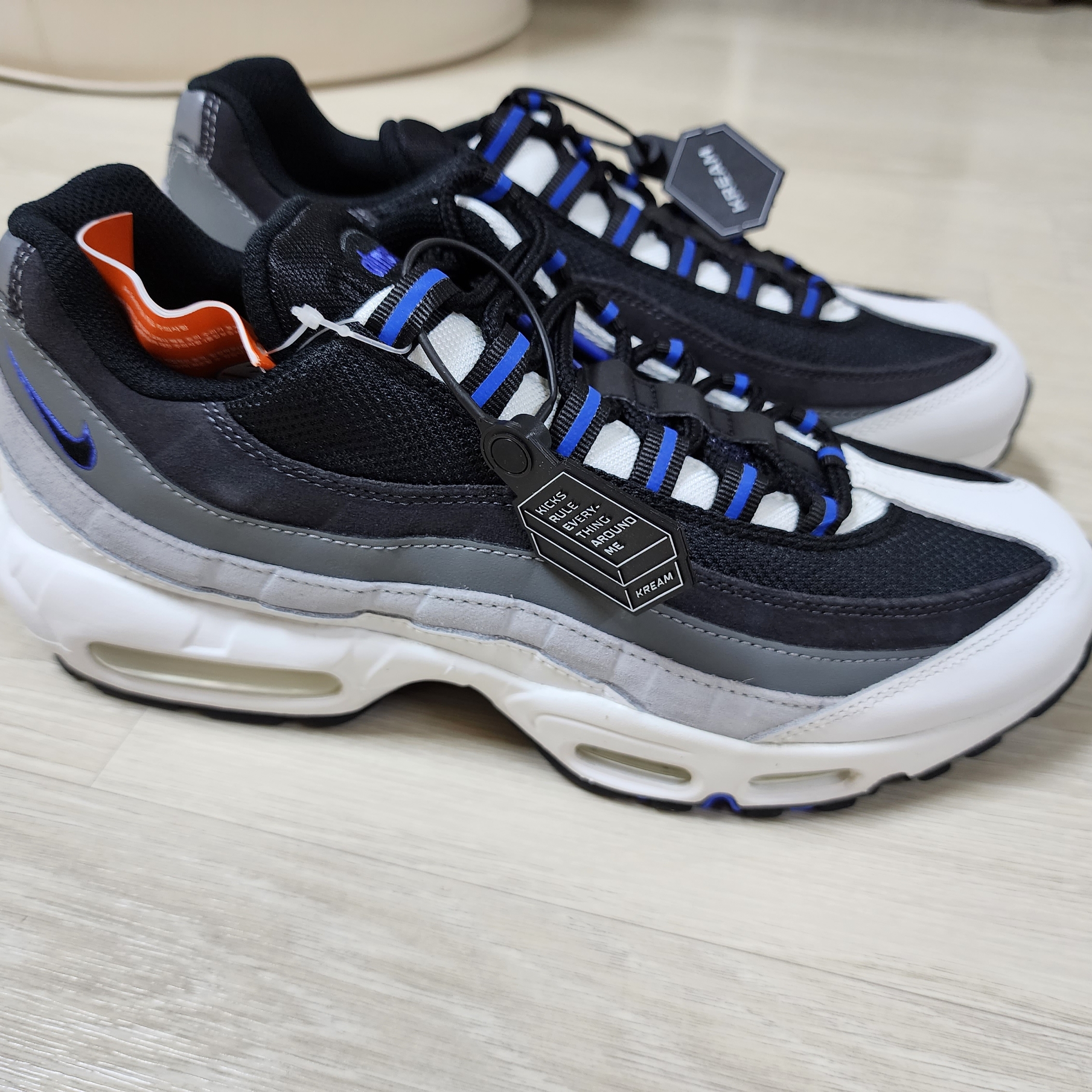 Nike Air Max 95 Summit White Wolf Grey 착용 스타일