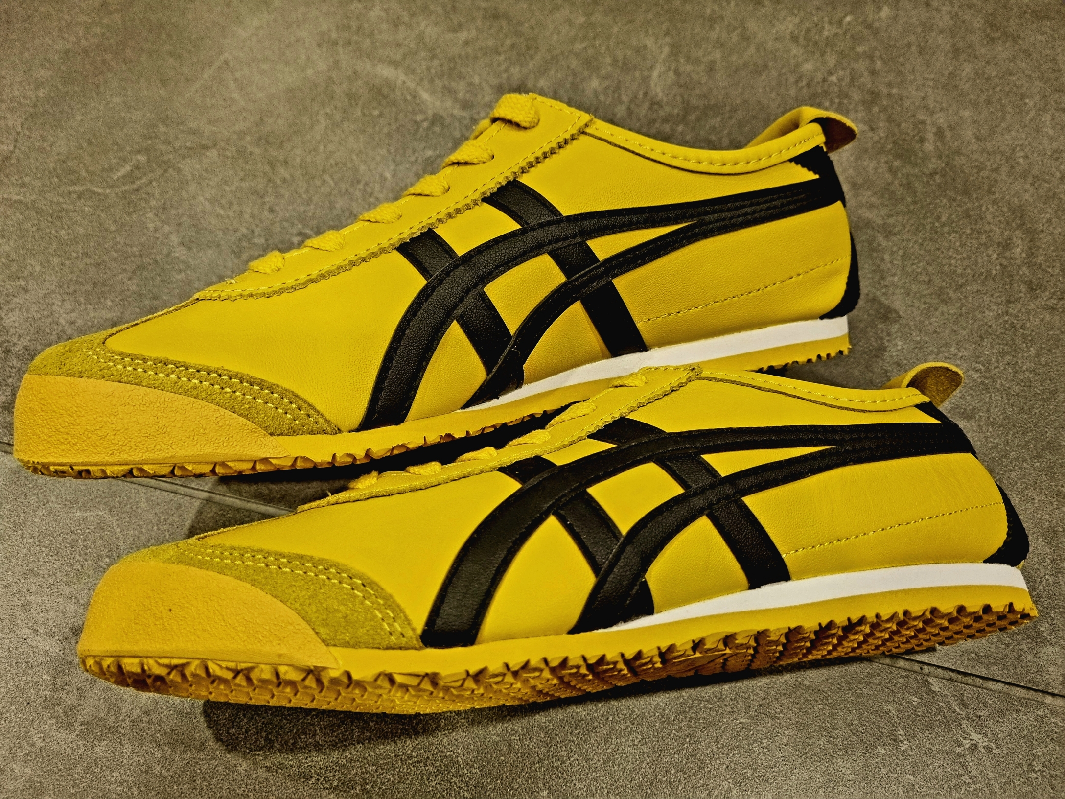 Onitsuka Tiger Mexico 66 Yellow Black 착용 스타일 - 3