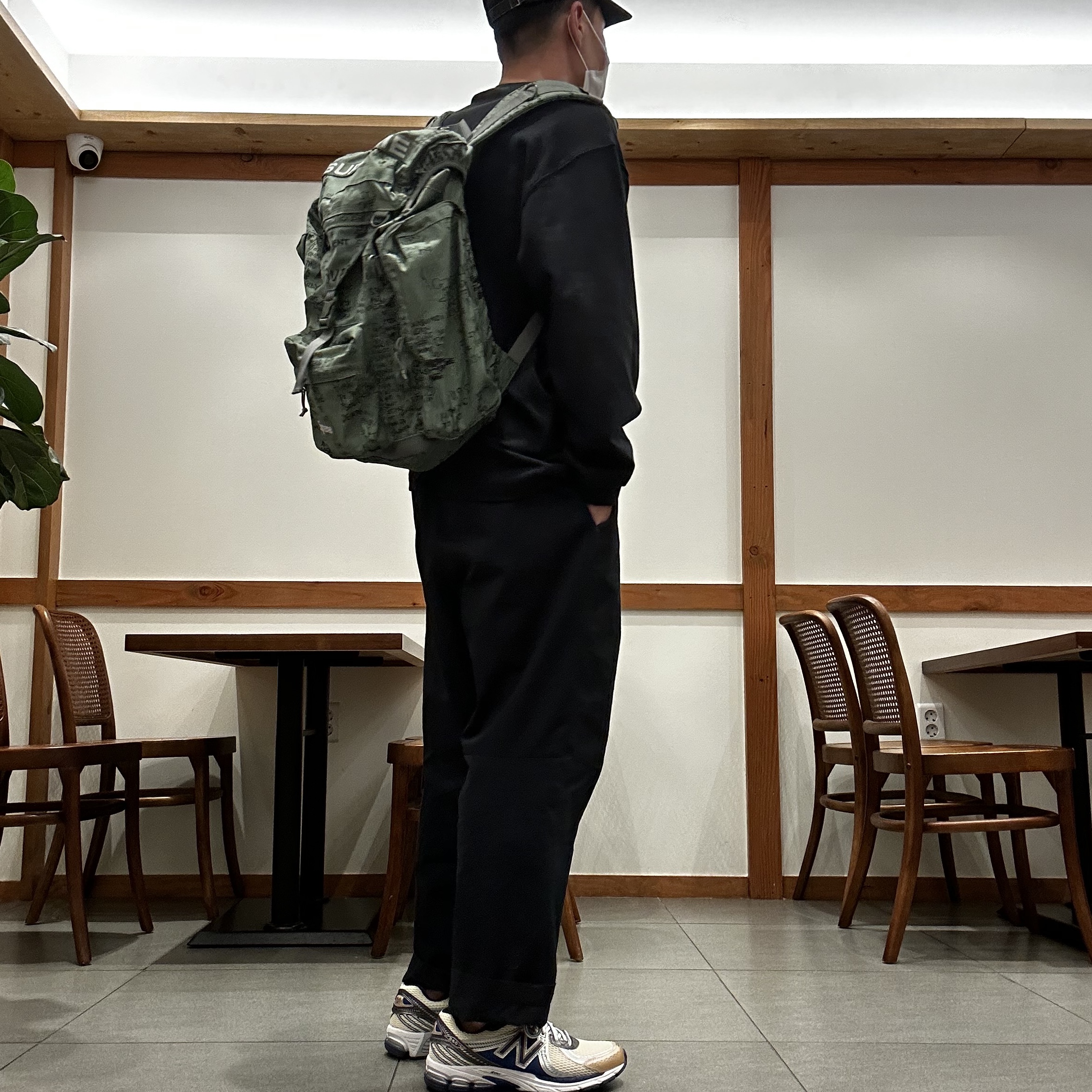 Supreme Pigment Canvas S Logo 6-Panel Black - 23SS, New Balance x Aime Leon Dore 860v2 Blue 착용 스타일 - 1
