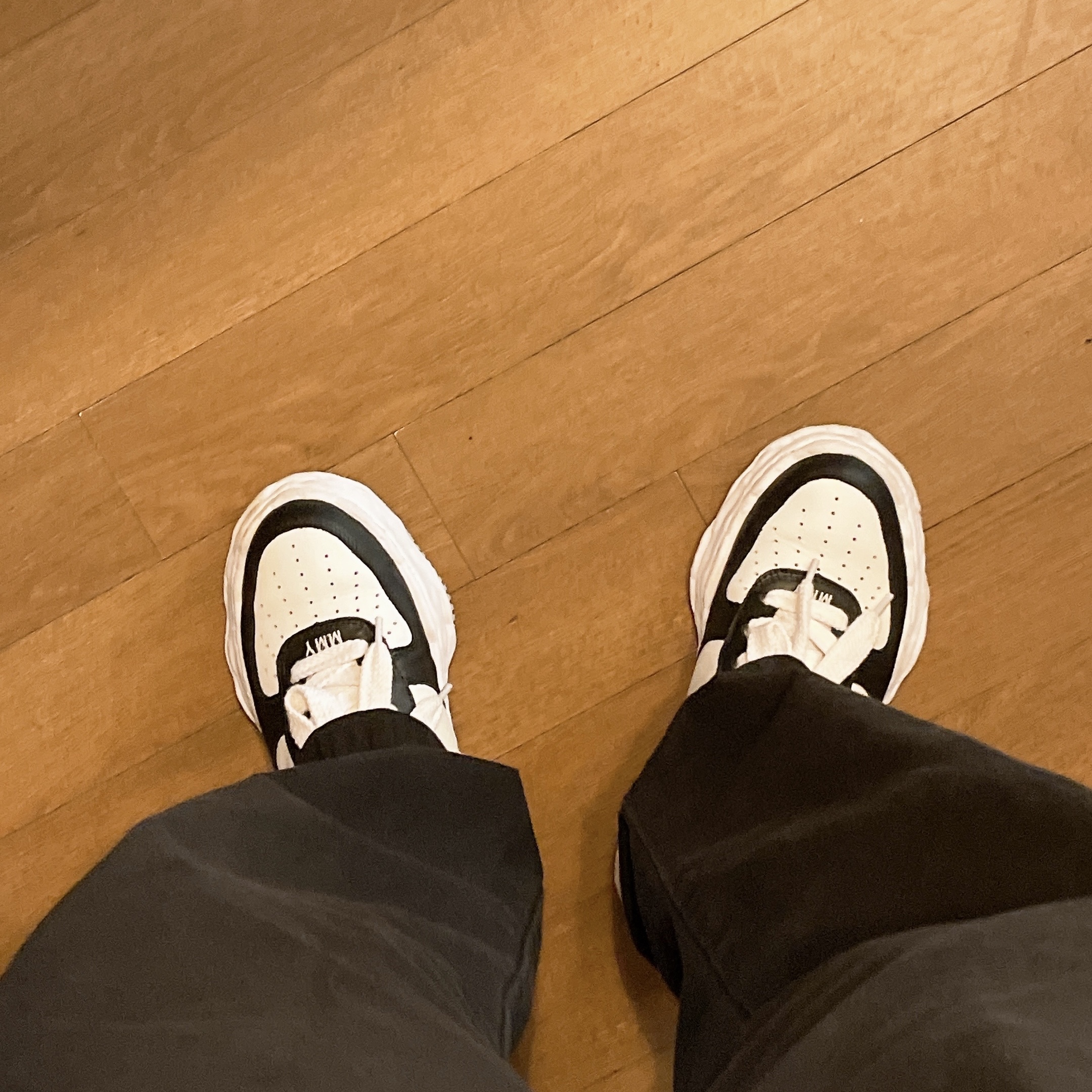 Maison Mihara Yasuhiro Wayne OG Sole Leather Low-top Sneakers Black White 착용 스타일