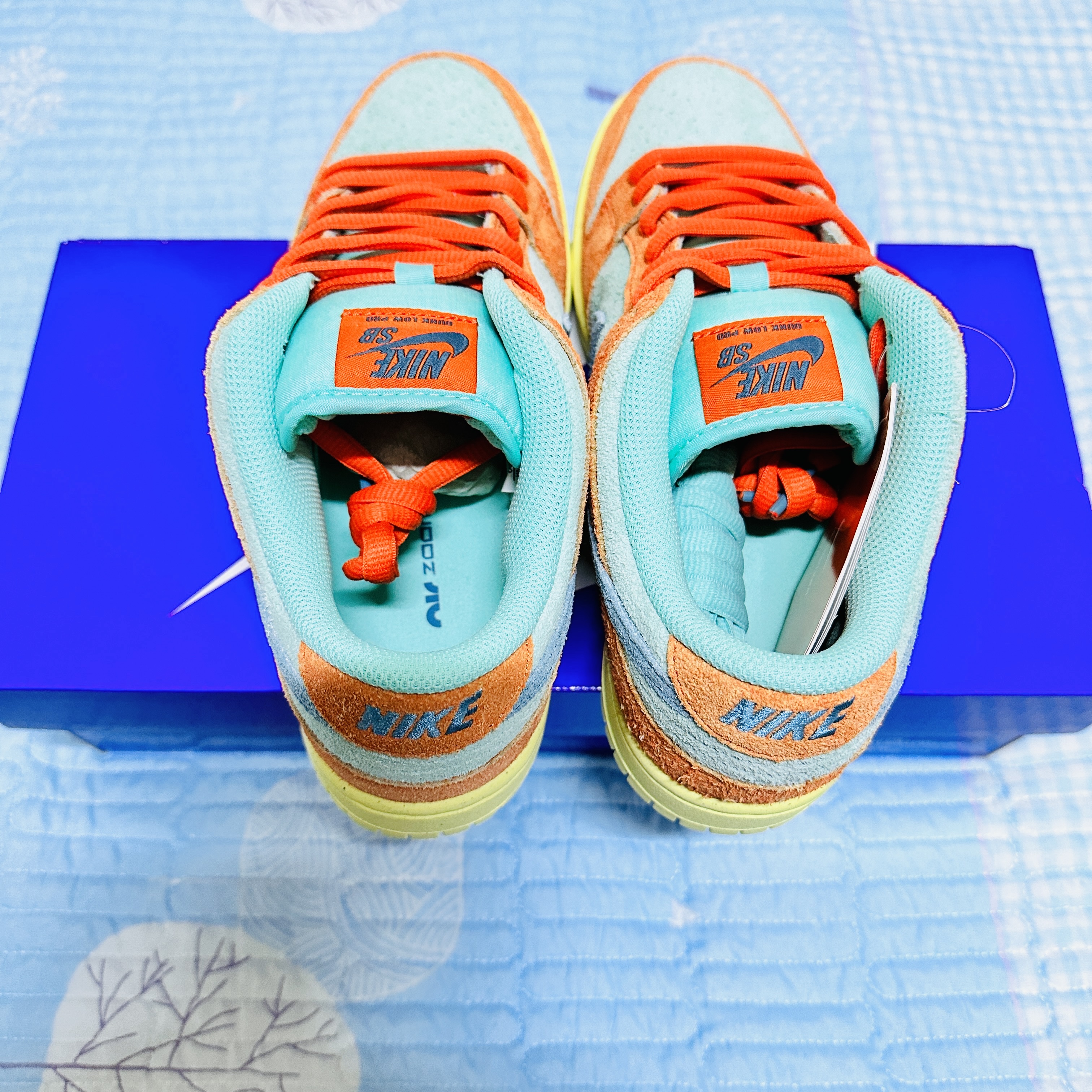 Nike SB Dunk Low Pro Premium Orange and Emerald Rise 착용 스타일 - 3