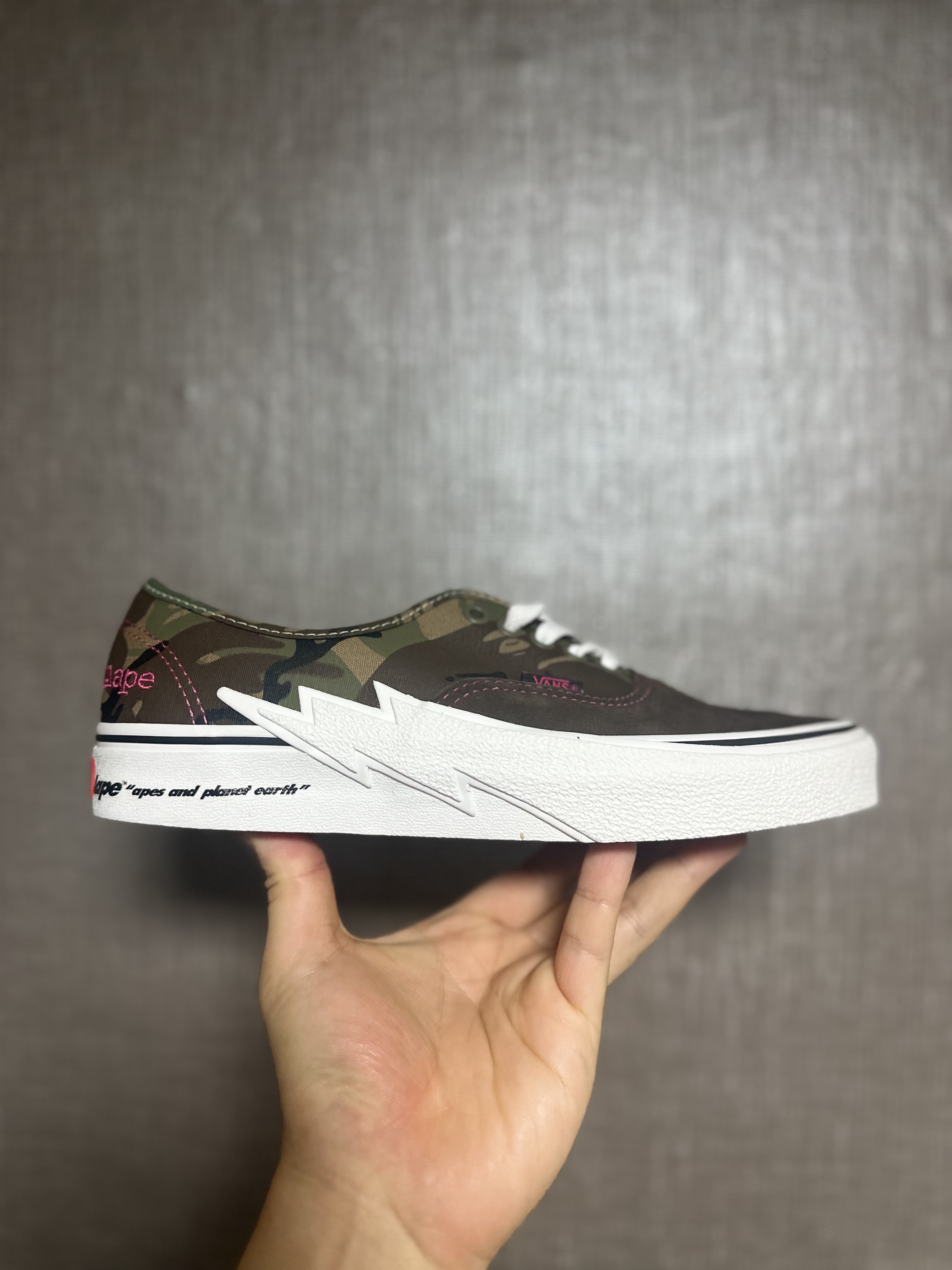 Vans x AAPE Authentic Bolt Khaki 착용 스타일 - 3