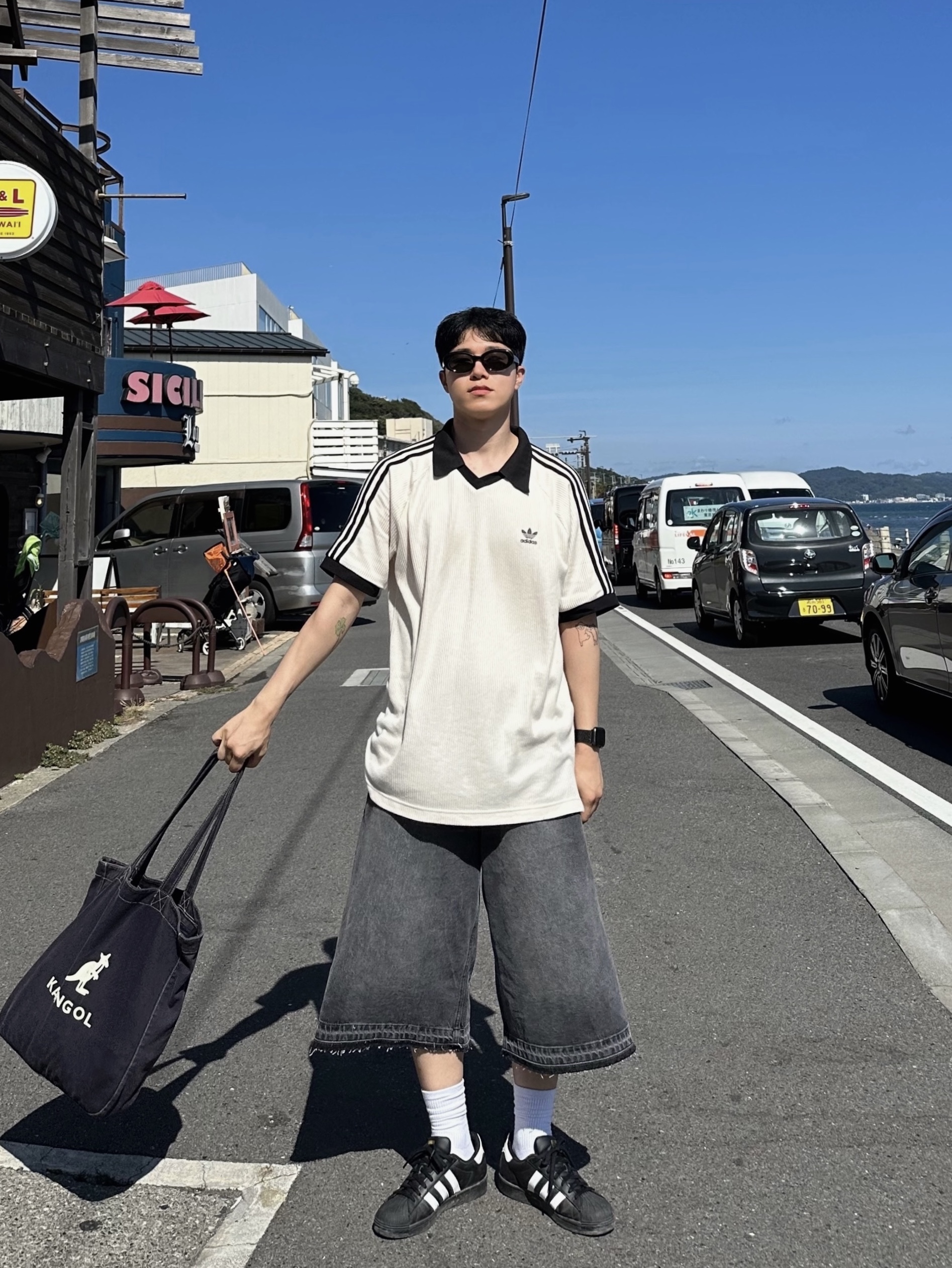 Adidas Superstar Core Black White, Adidas Adicolor Classics Waffle Polo Shirt Wonder White - KR Sizing 착용 스타일 - 1