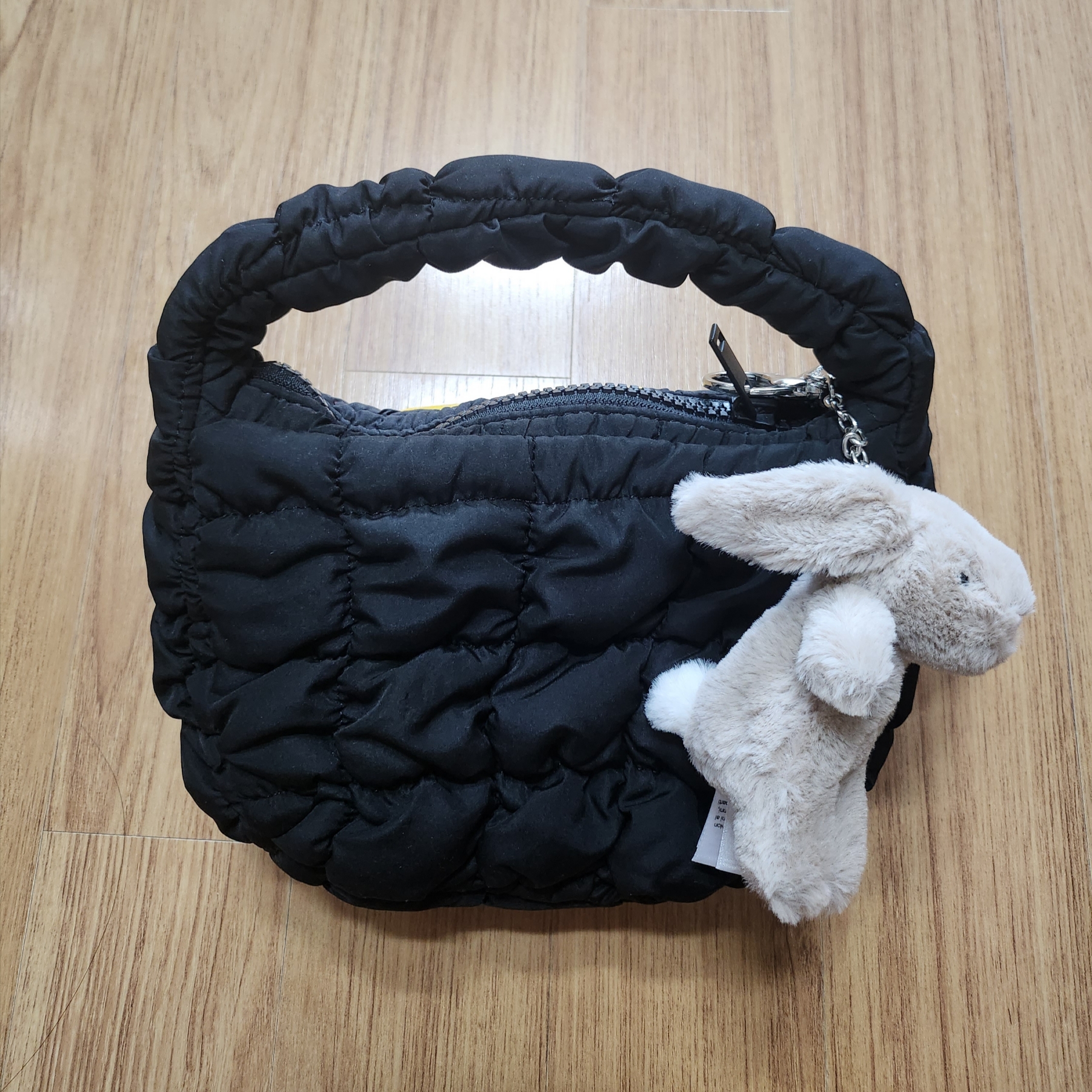 COS Quilted Micro Bag Black 착용 스타일
