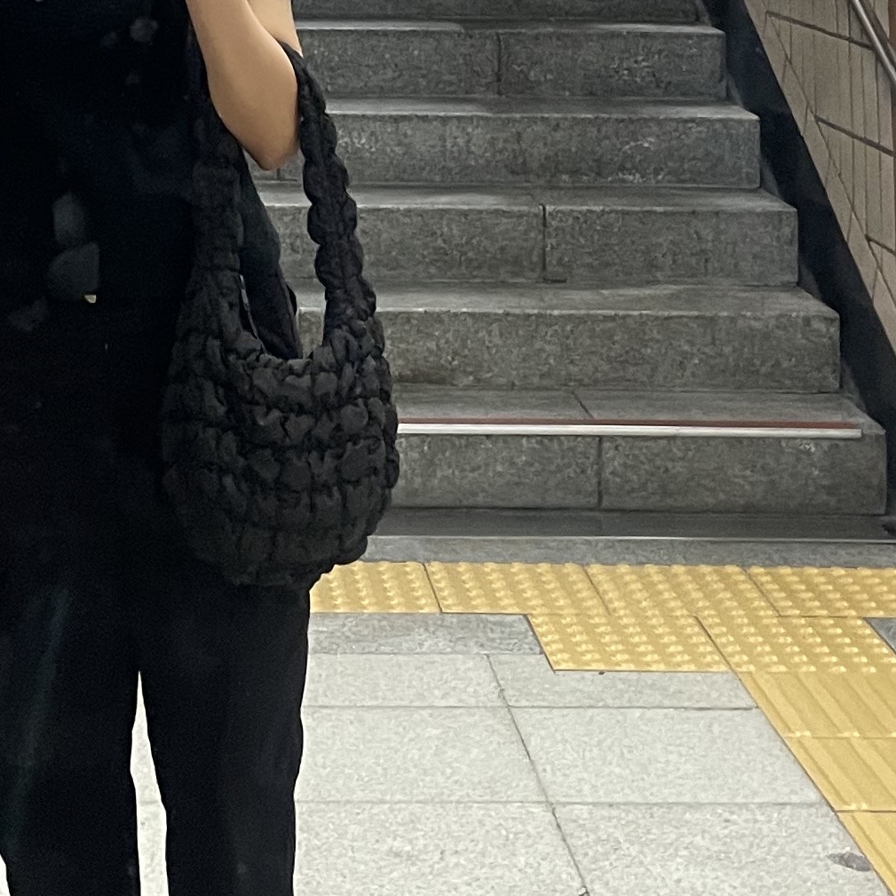 COS Quilted Mini Bag Black 착용 스타일