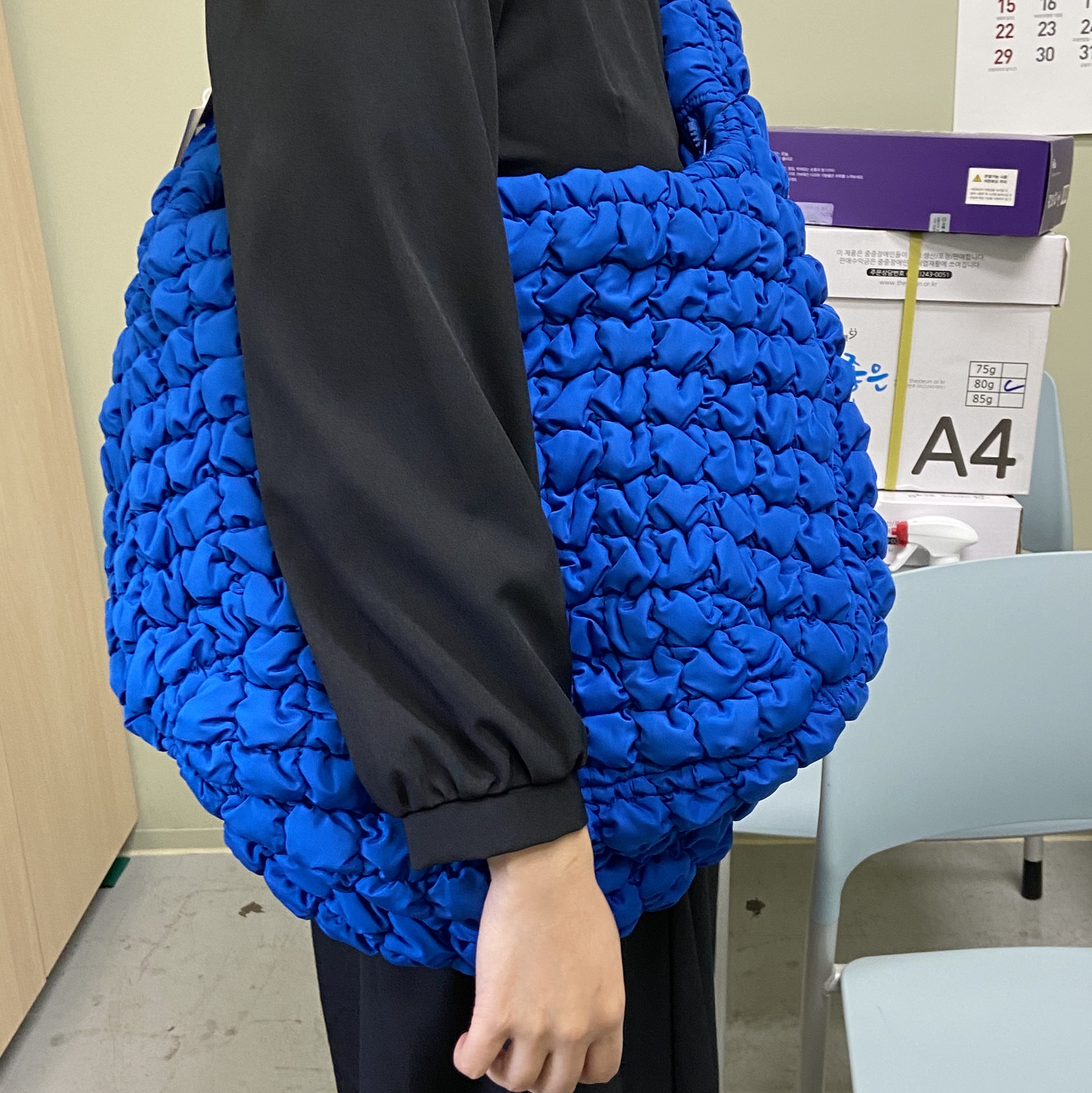 COS Quilted Oversized Shoulder Bag Blue 착용 스타일 - 1