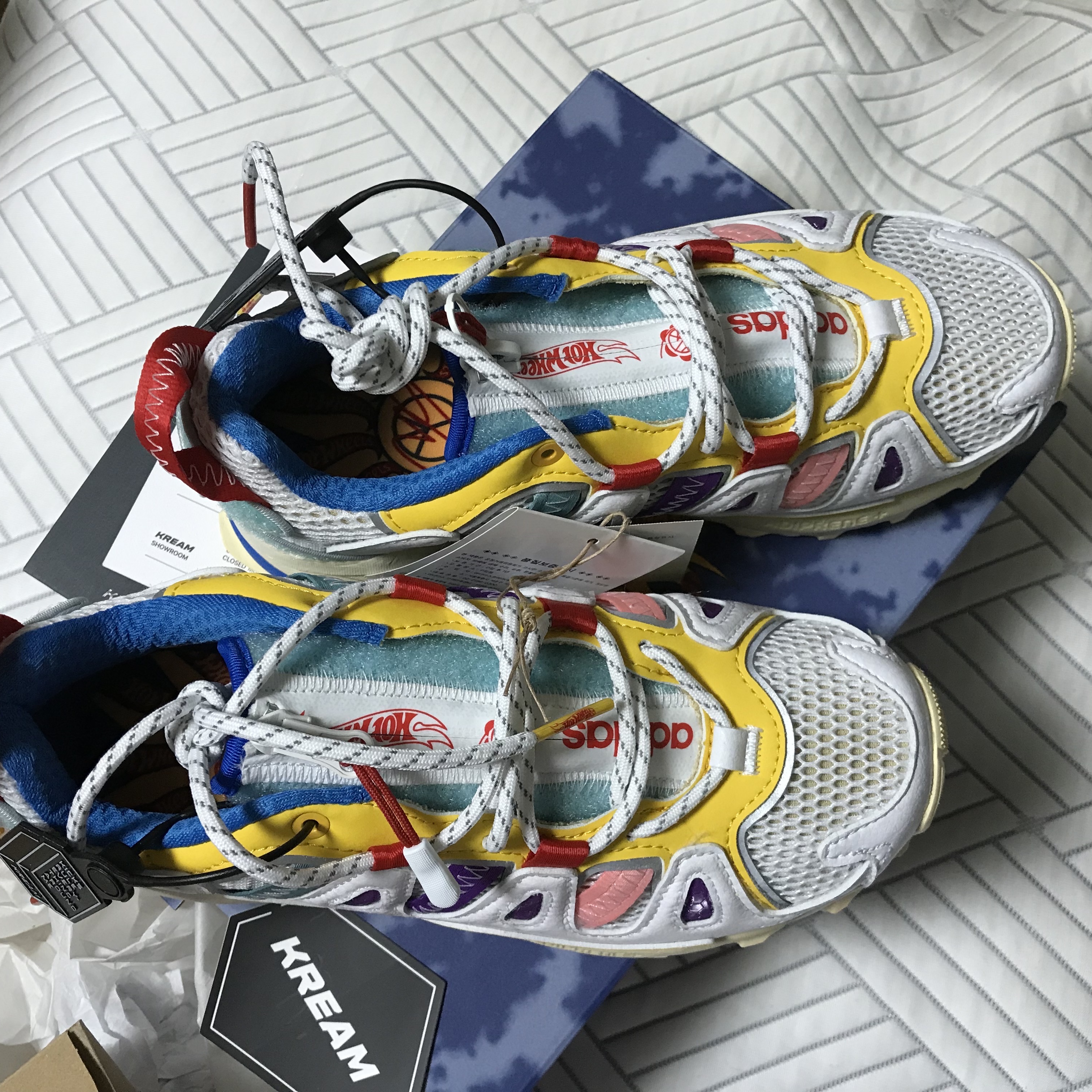 Adidas x Sean Wotherspoon x Hot Wheels Superturf Adventure White Bold Gold 착용 스타일 - 3
