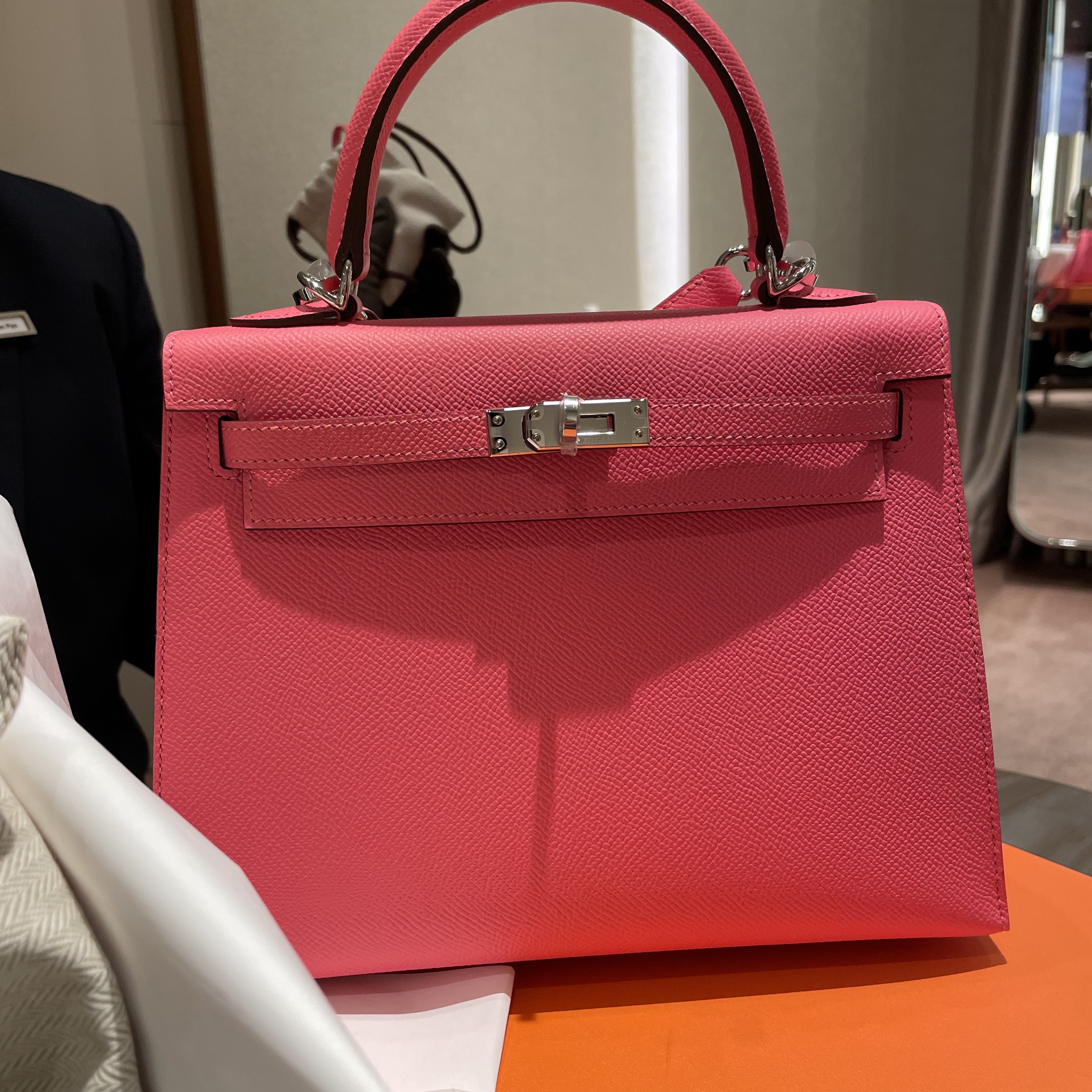 Hermes Kelly 28 Bag Sellier Epsom & Palladium Mauve Sylvestre 착용 스타일 - 2