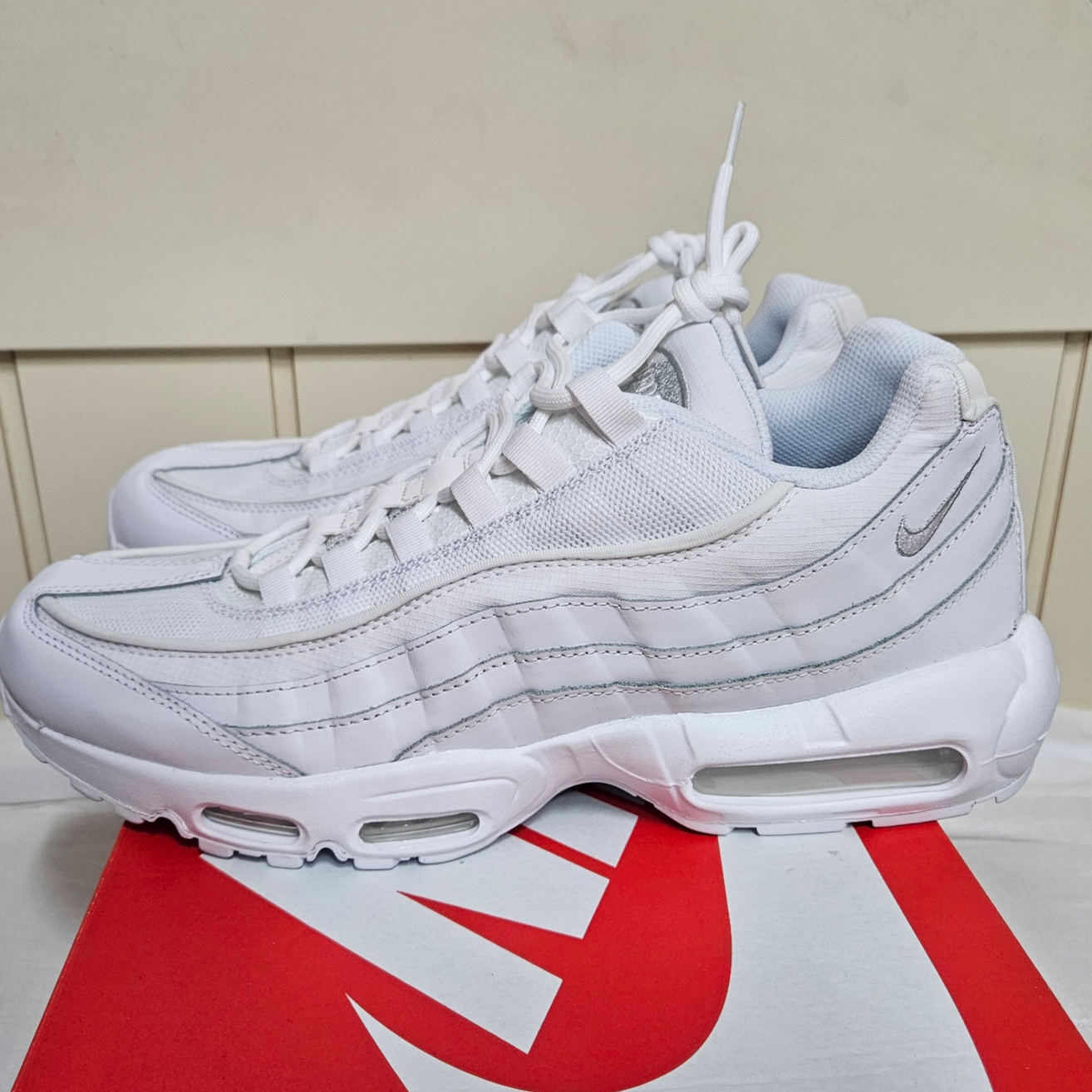 Nike Air Max 95 Essential Triple White 착용 스타일