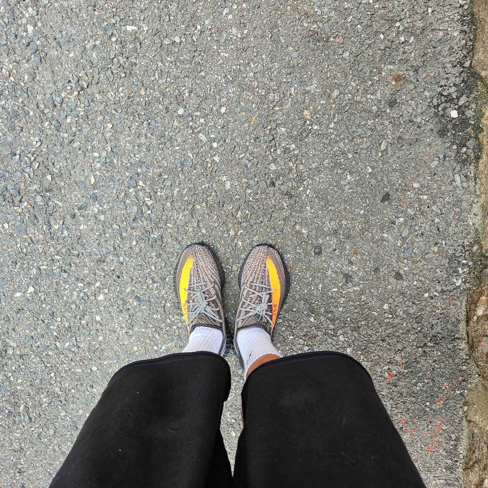 Adidas Yeezy Boost 350 V2 Carbon Beluga 착용 스타일 - 2
