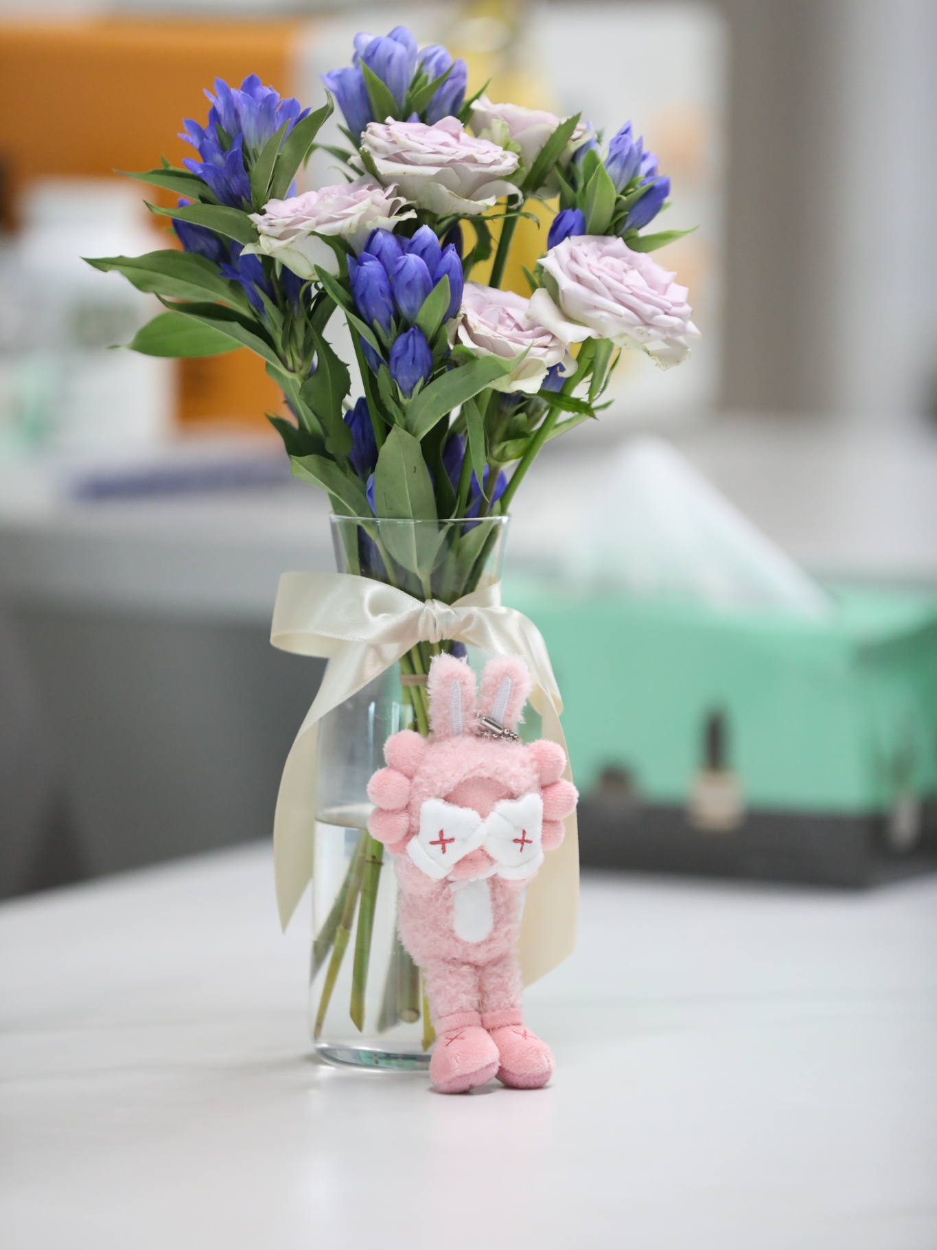 Kaws Holiday Indonesia Plush Charm 착용 스타일 - 1