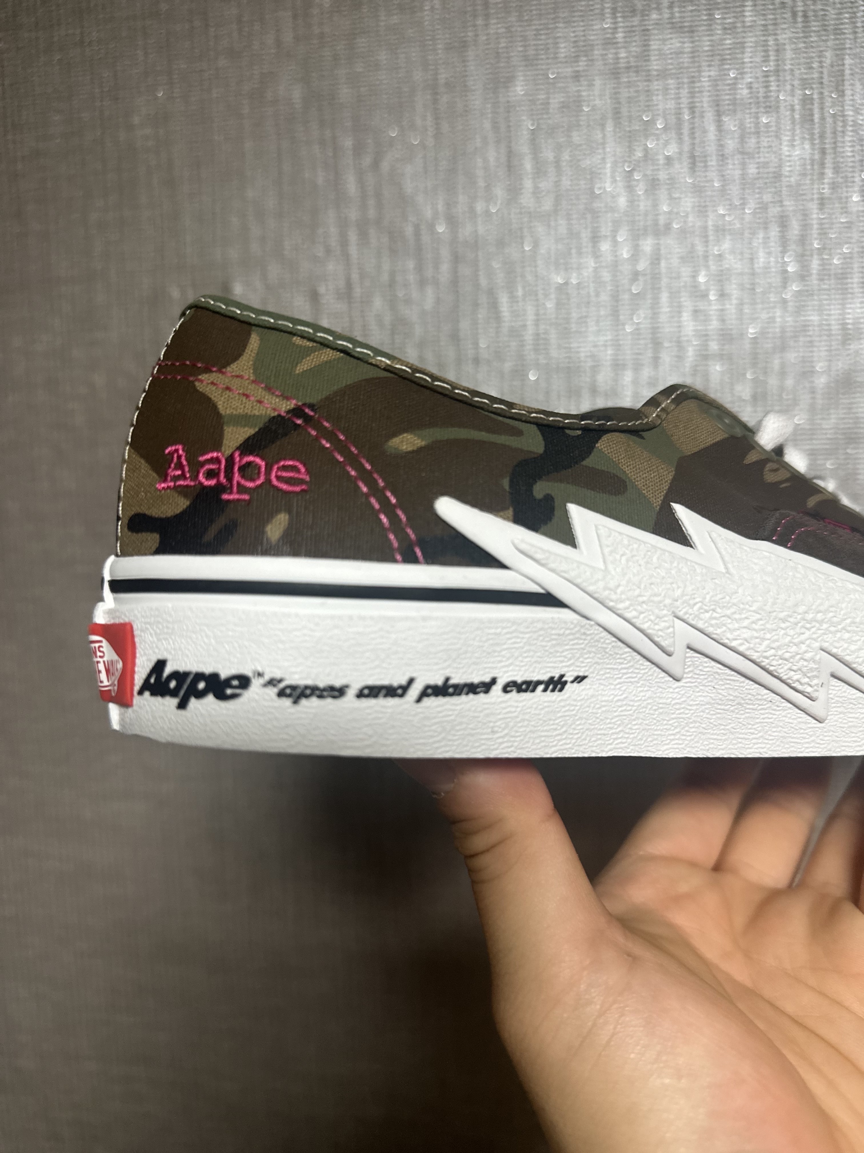 Vans x AAPE Authentic Bolt Khaki 착용 스타일 - 2