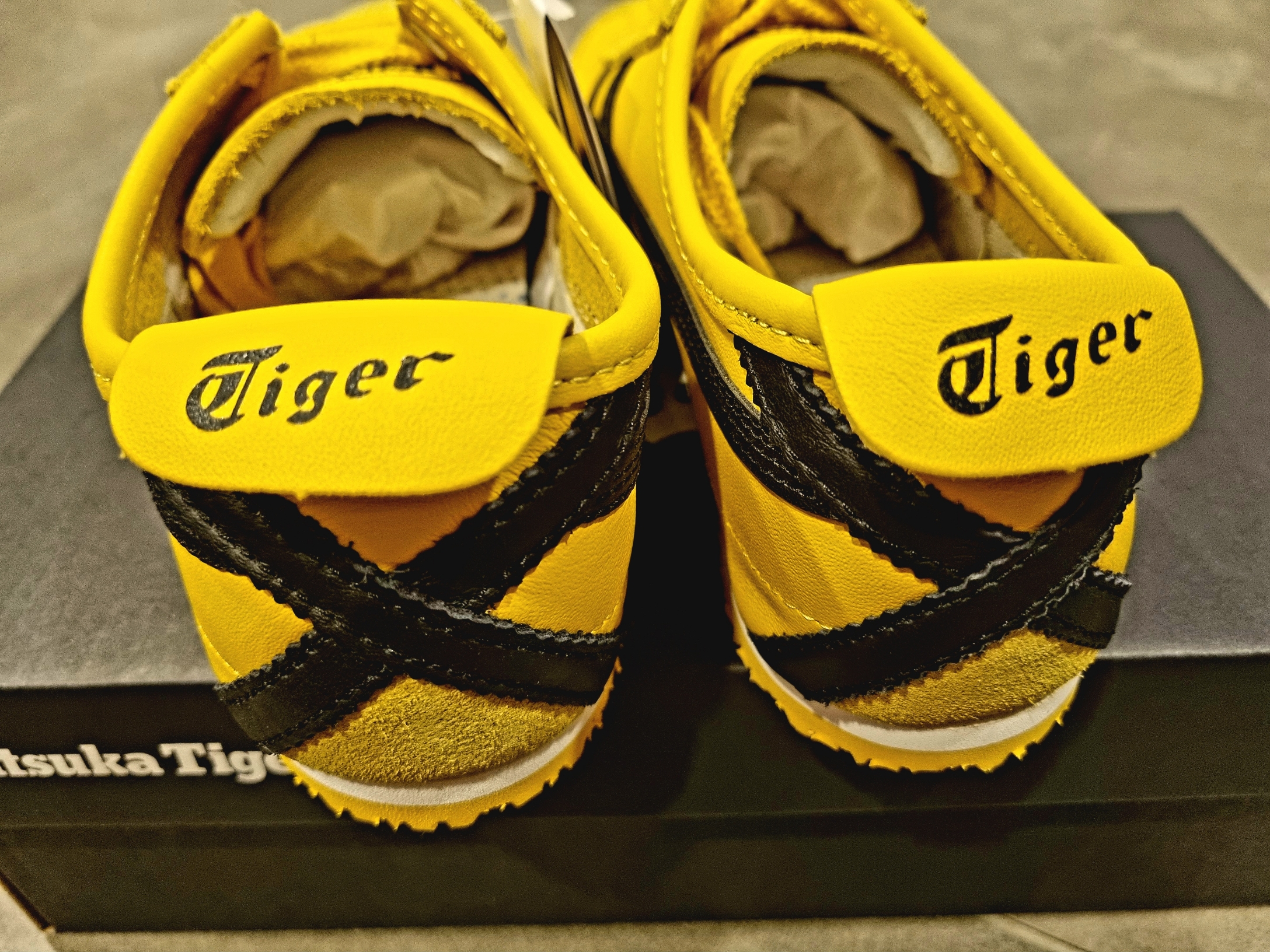 Onitsuka Tiger Mexico 66 Yellow Black 착용 스타일 - 4