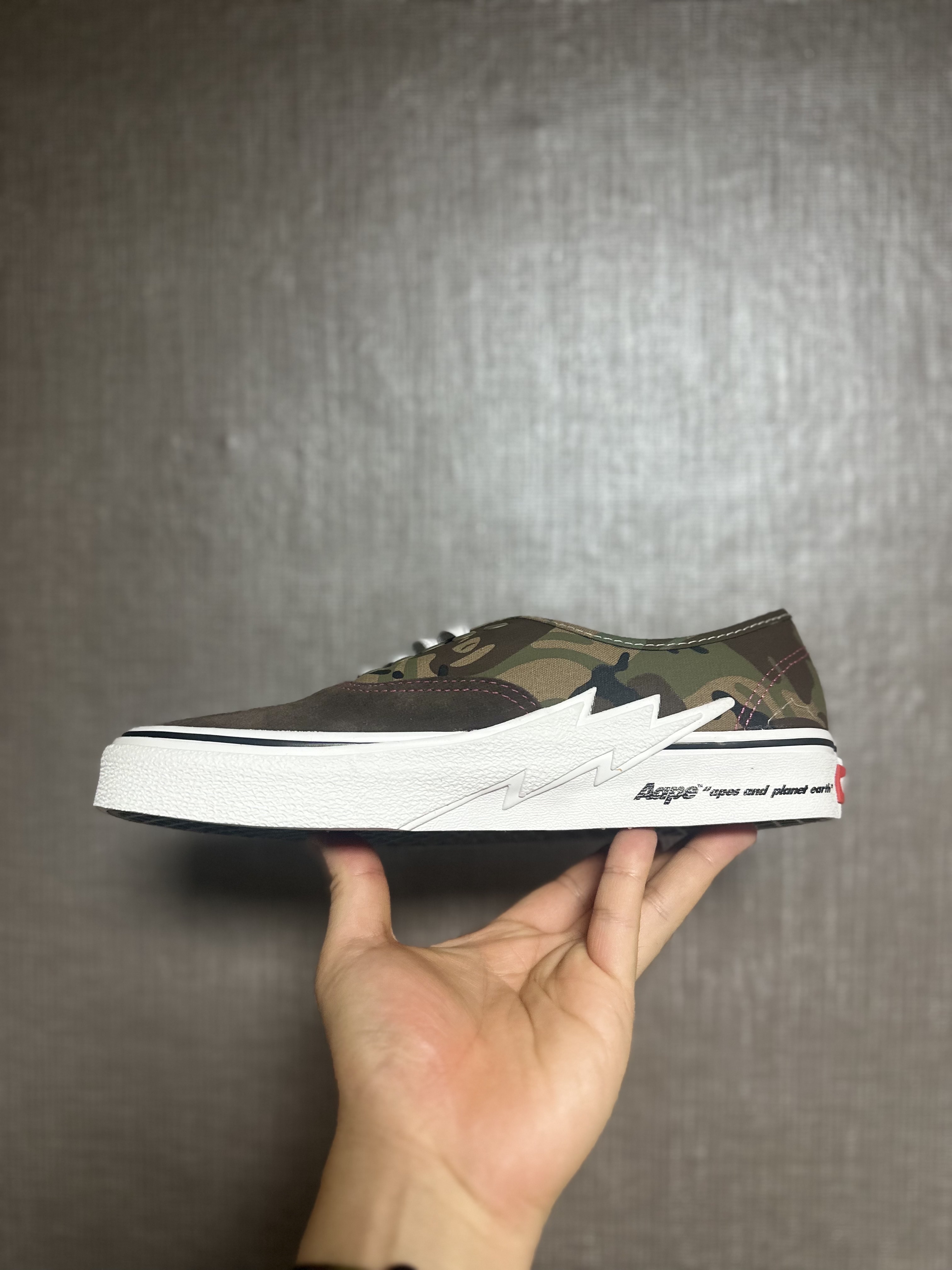 Vans x AAPE Authentic Bolt Khaki 착용 스타일 - 4