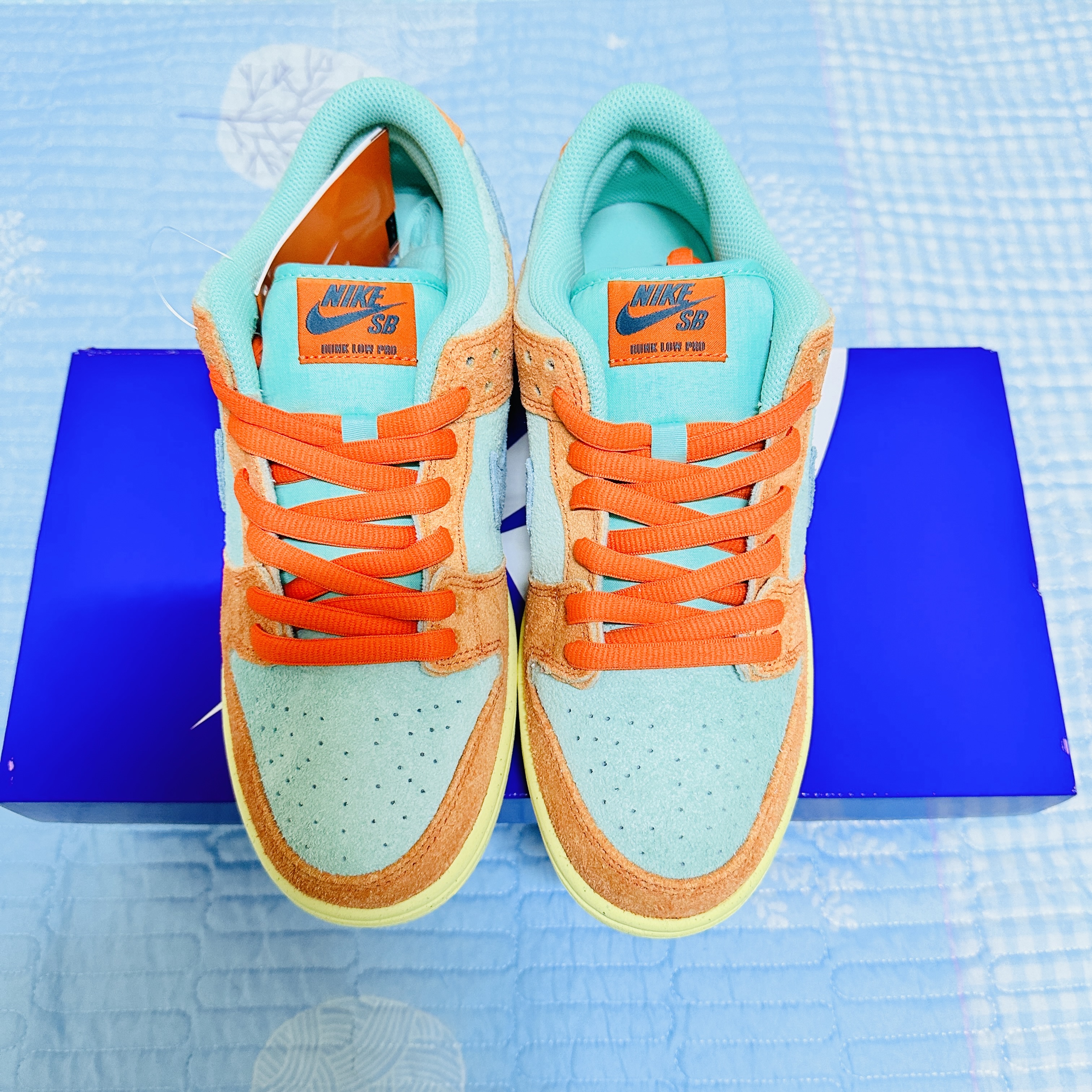 Nike SB Dunk Low Pro Premium Orange and Emerald Rise 착용 스타일 - 1
