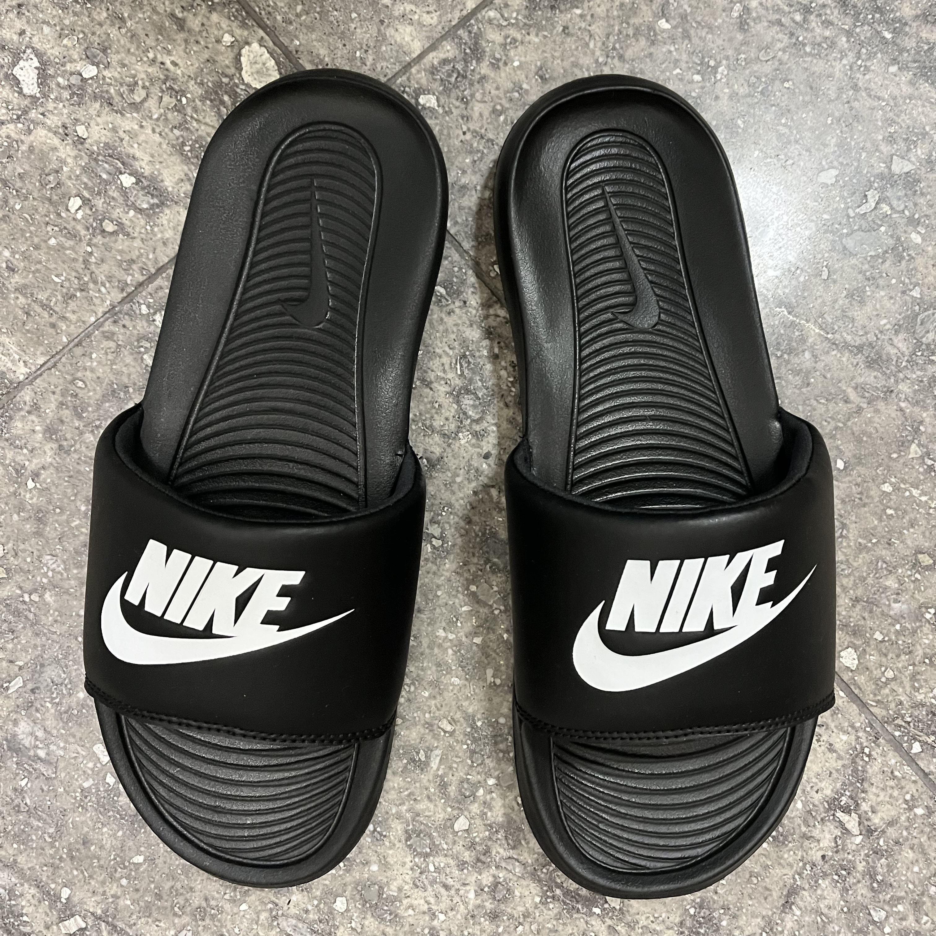 Nike Victori One Slide Black 착용 스타일