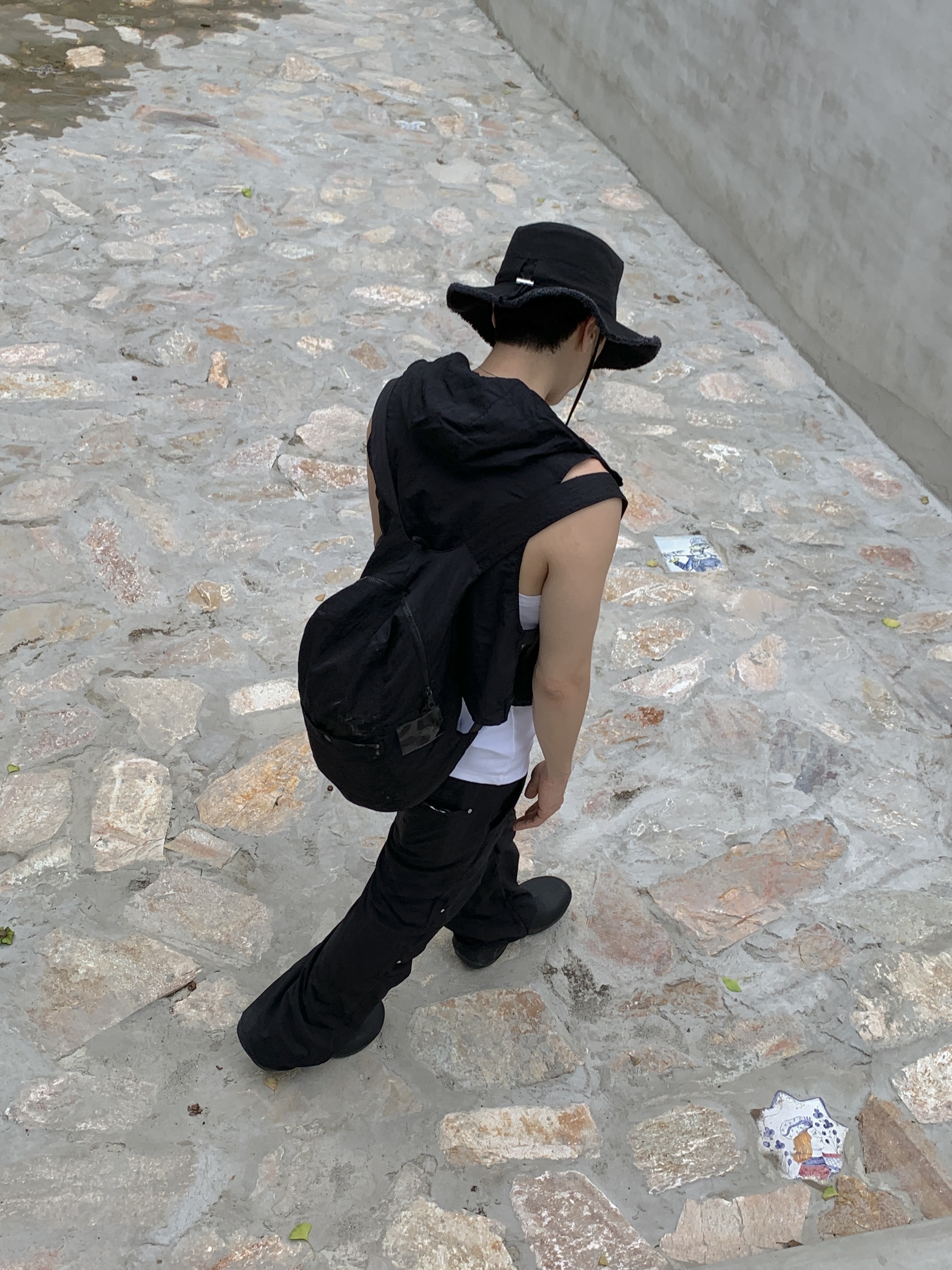 Jacquemus Le Bob Artichaut Bucket Hat Black, (W) Prada Ribbed Knit Jersey Tank Top White 착용 스타일 - 2