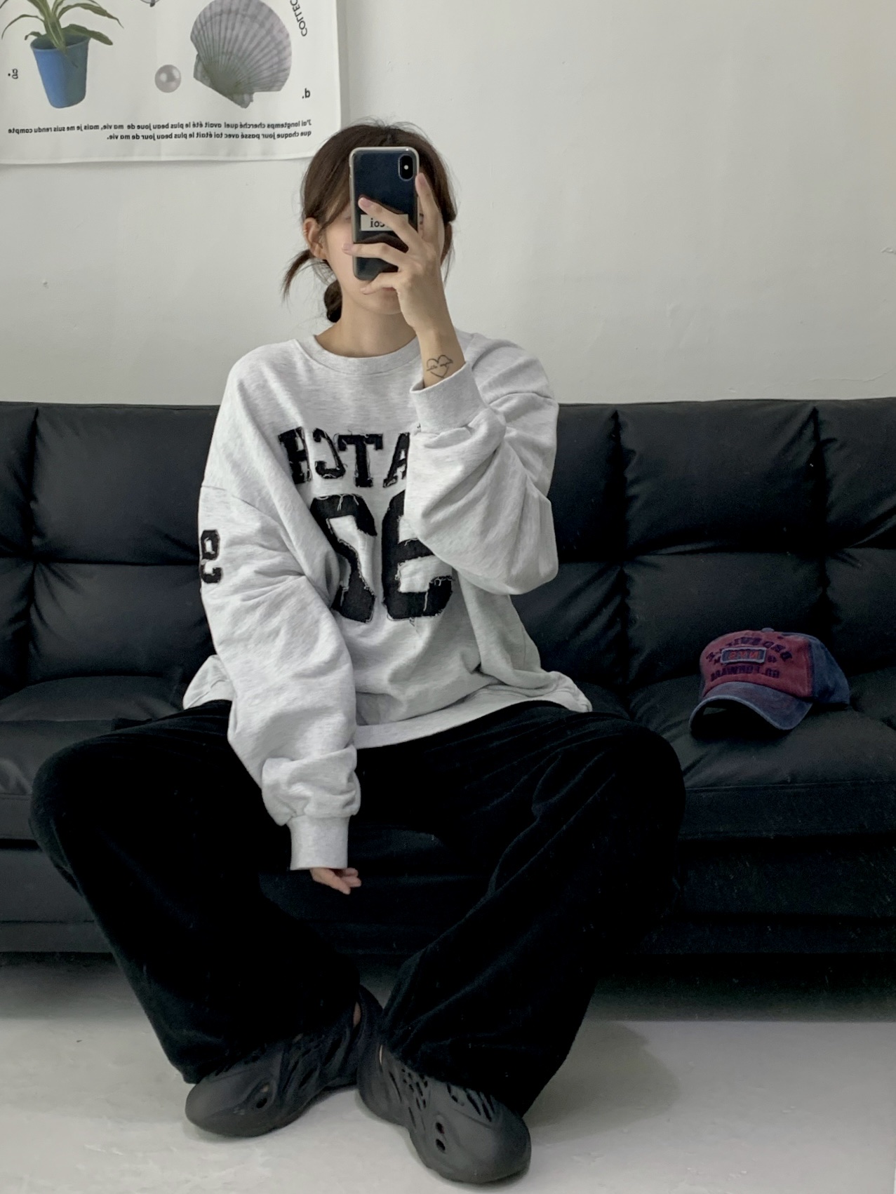 Adidas Yeezy Foam RNNR Onyx 착용 스타일 - 2