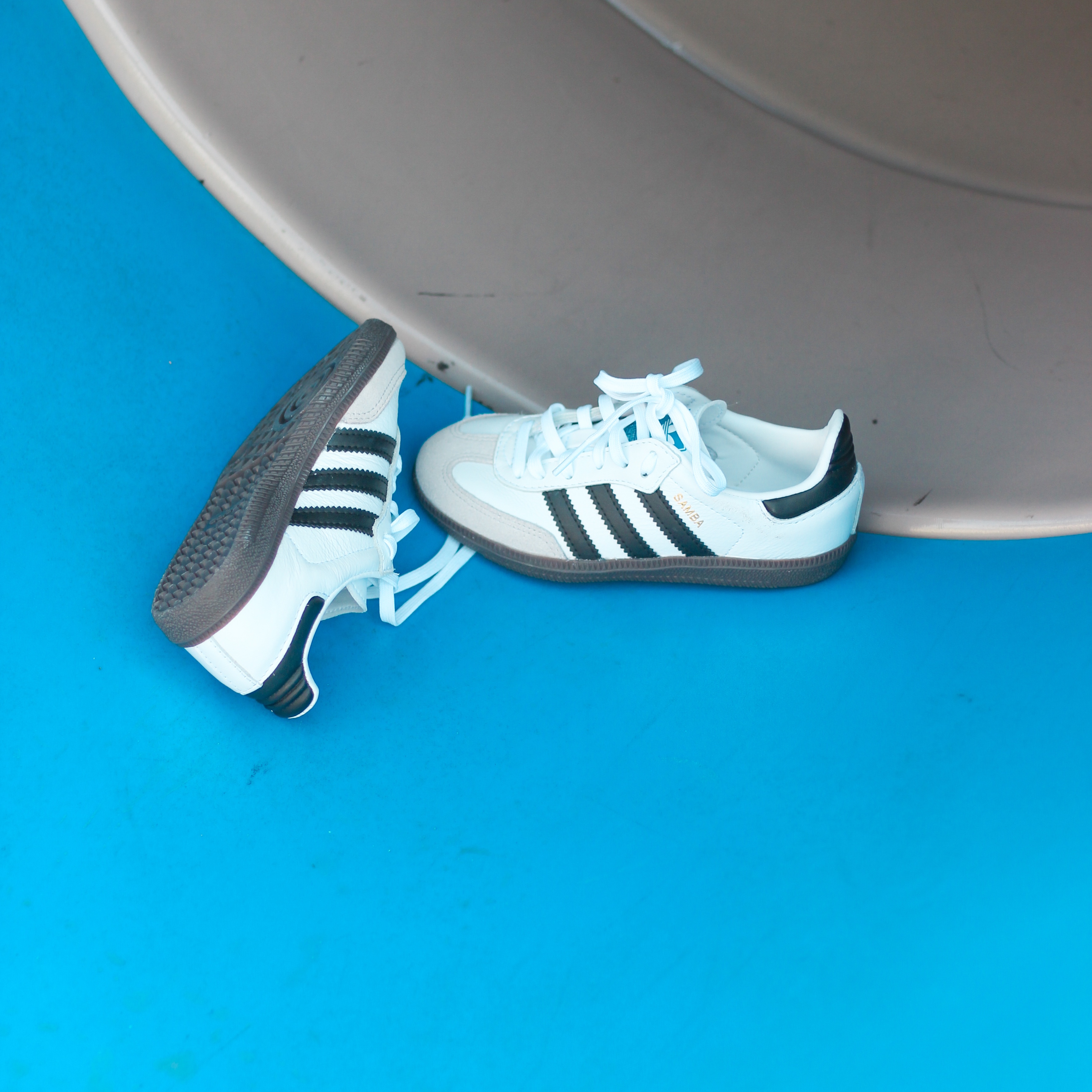 (C) Adidas Samba OG Cloud White Core Black 착용 스타일 - 5