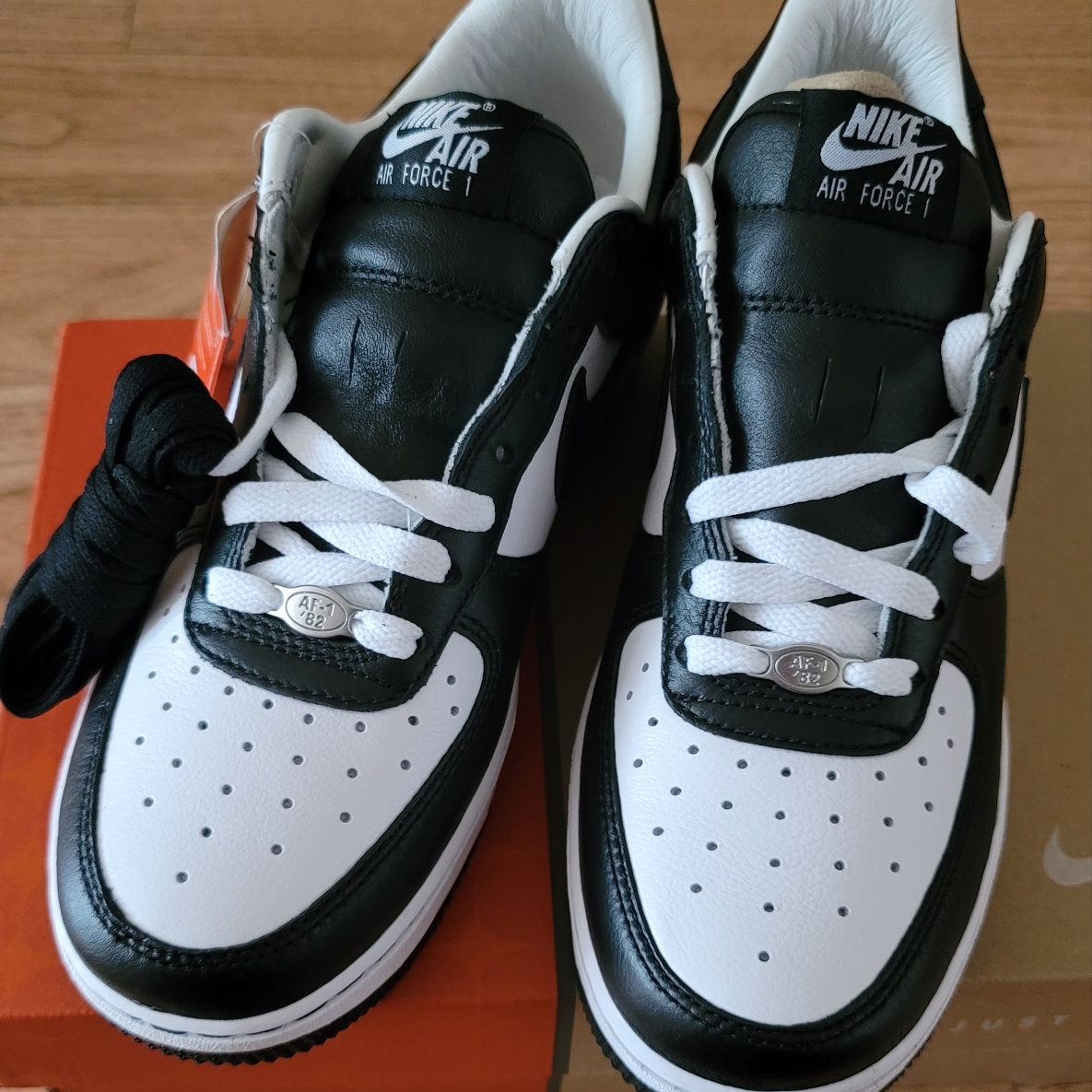 Nike x Terror Squad Air Force 1 Low QS Blackout 착용 스타일 - 1