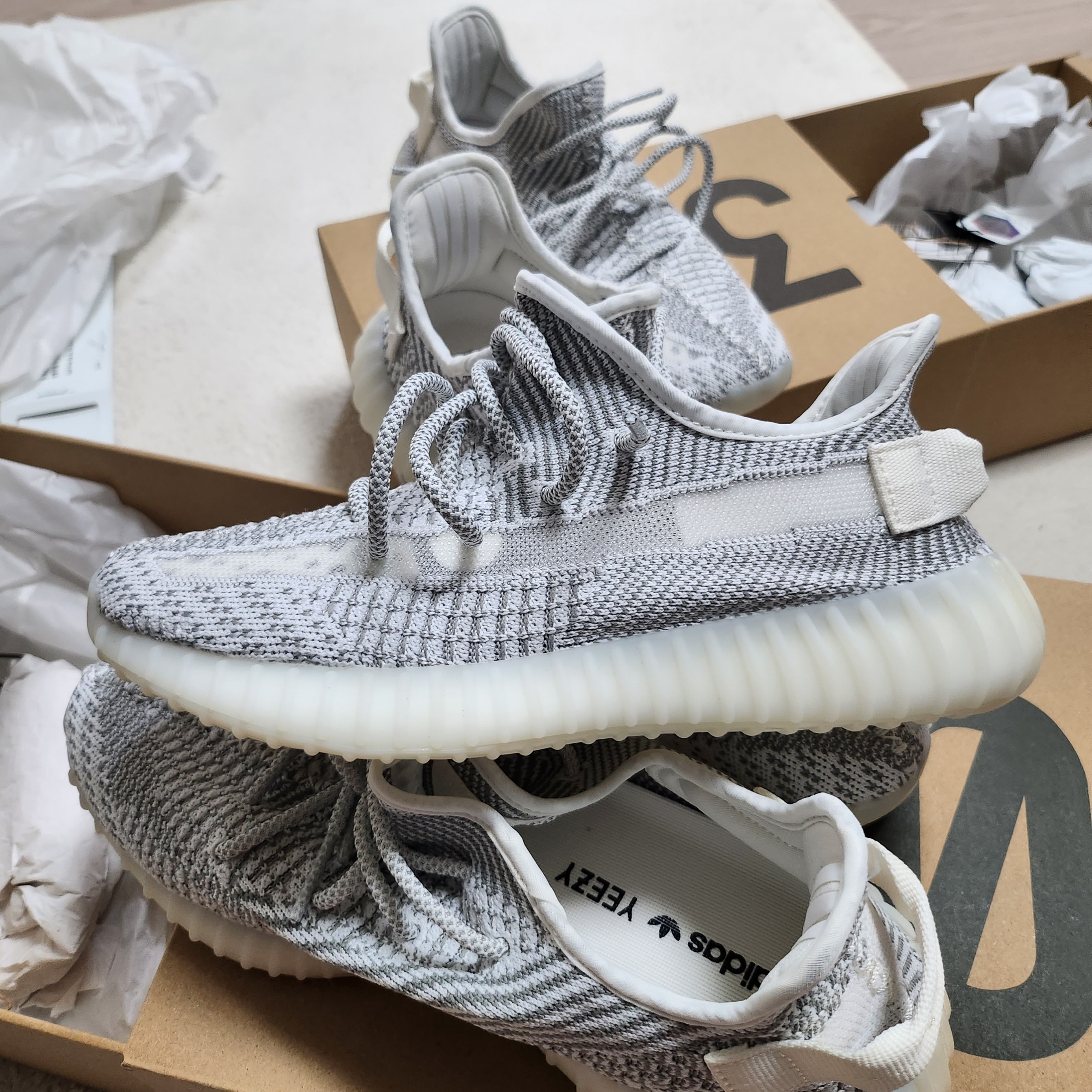 Adidas Yeezy Boost 350 V2 Static 2023 착용 스타일 - 1