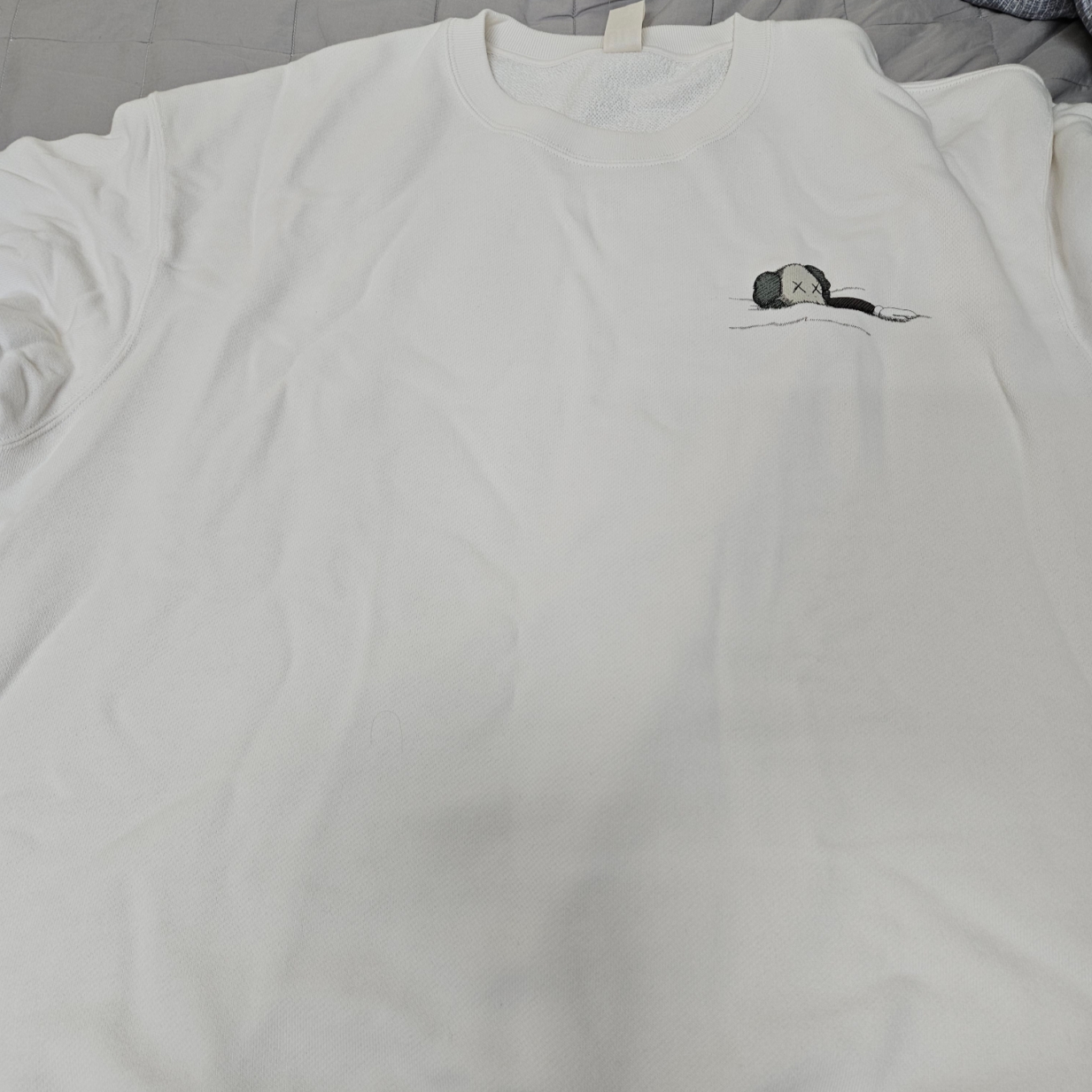 Uniqlo UT x Kaws Long Sleeve Sweatshirt Off White 착용 스타일 - 2