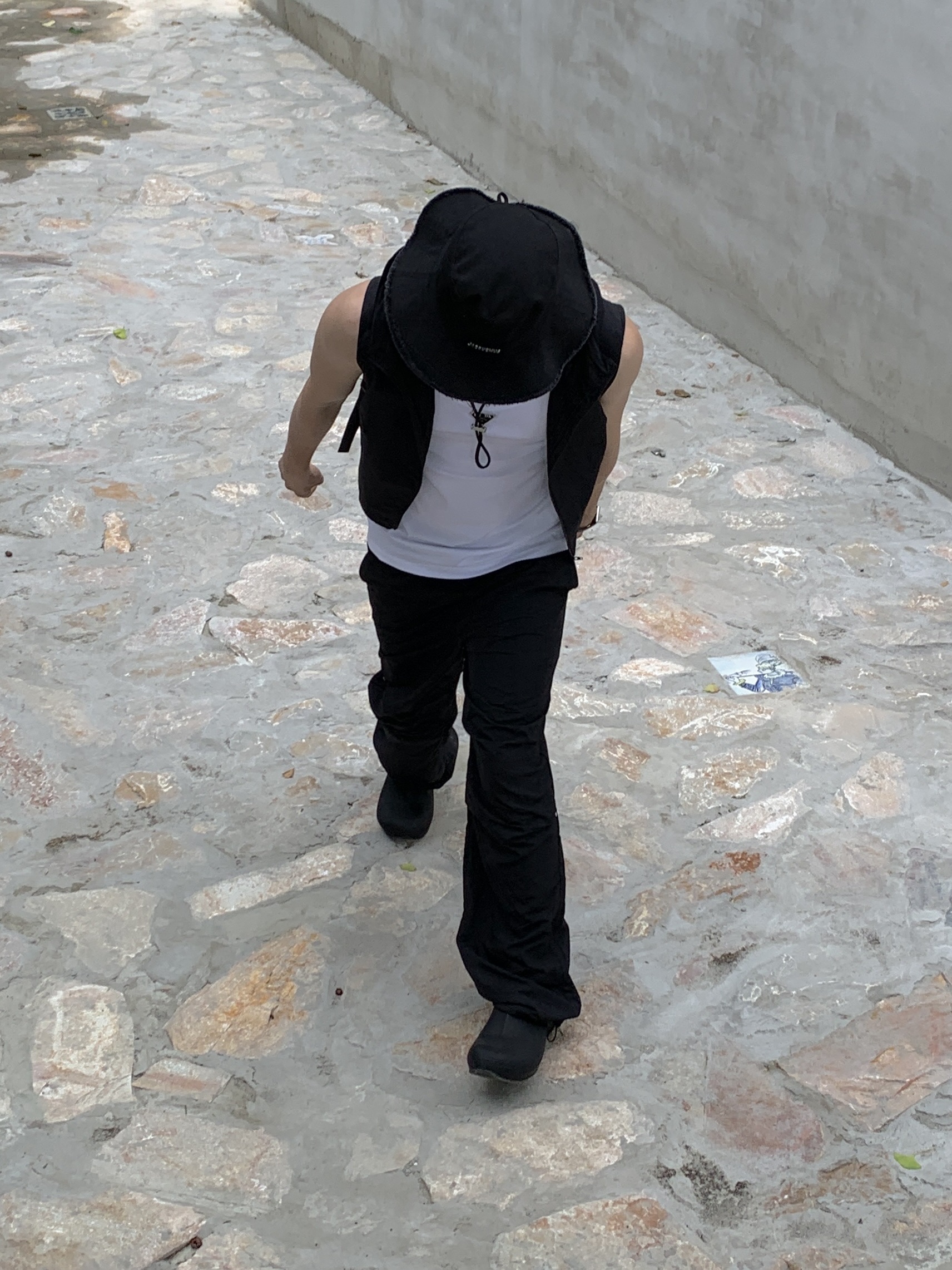 Jacquemus Le Bob Artichaut Bucket Hat Black, (W) Prada Ribbed Knit Jersey Tank Top White 착용 스타일 - 1
