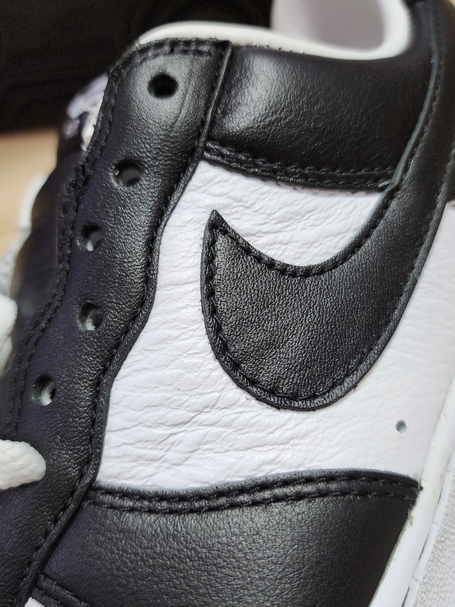 Nike x Terror Squad Air Force 1 Low QS Blackout 착용 스타일 - 2