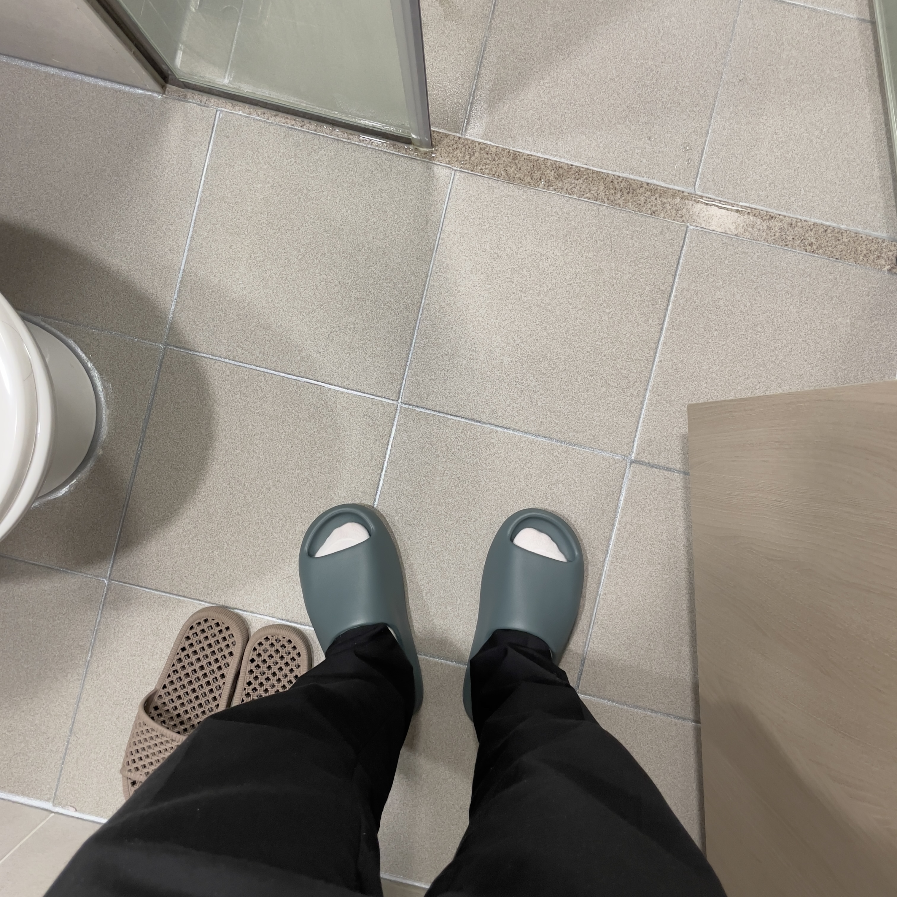 Adidas Yeezy Slide Slate Marine, Adidas Yeezy Slide Pure - Re-Release Ver. 착용 스타일 - 1