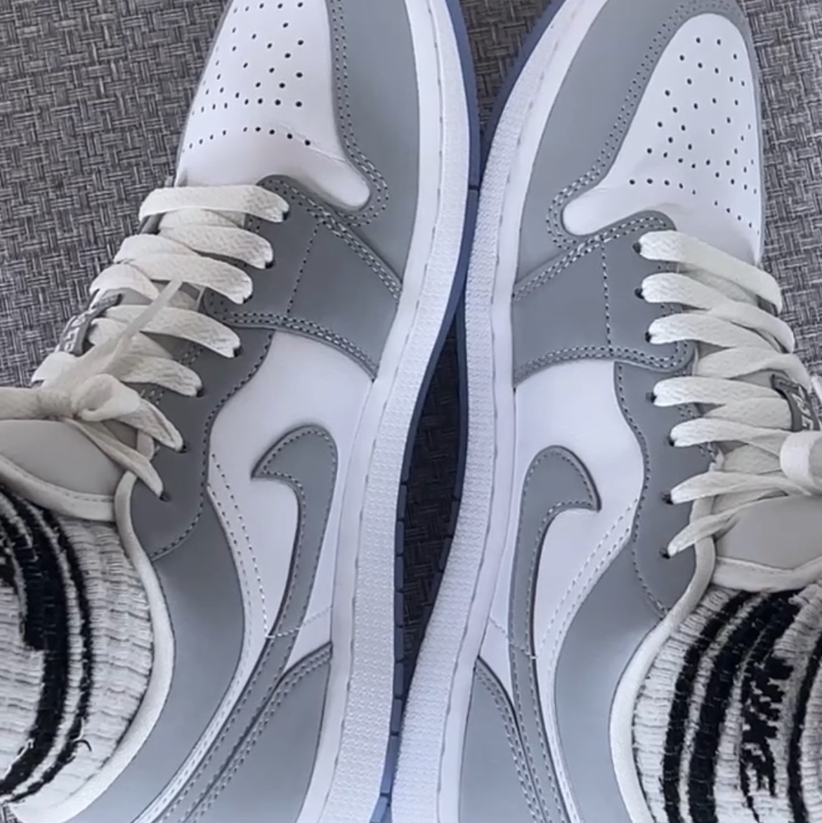 (W) Jordan 1 Low White Wolf Grey 착용 스타일 - 1