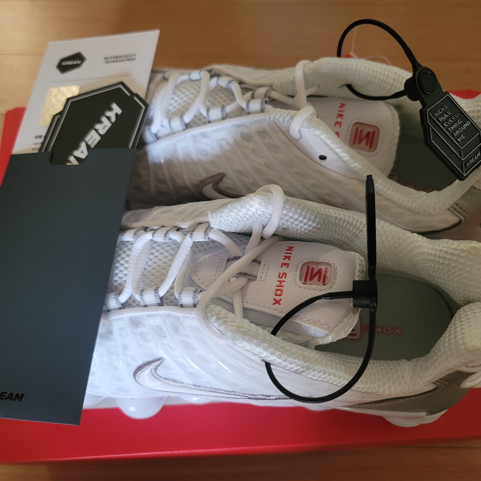 (W) Nike Shox TL White and Max Orange 착용 스타일 - 2