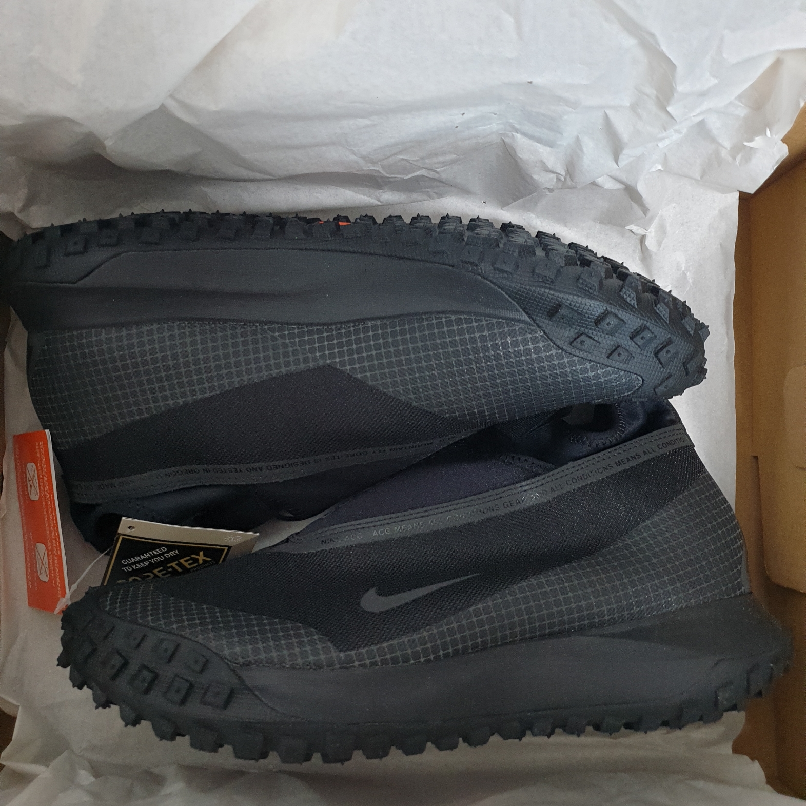 Nike ACG Mountain Fly Gore-Tex Black and Dark Grey 착용 스타일