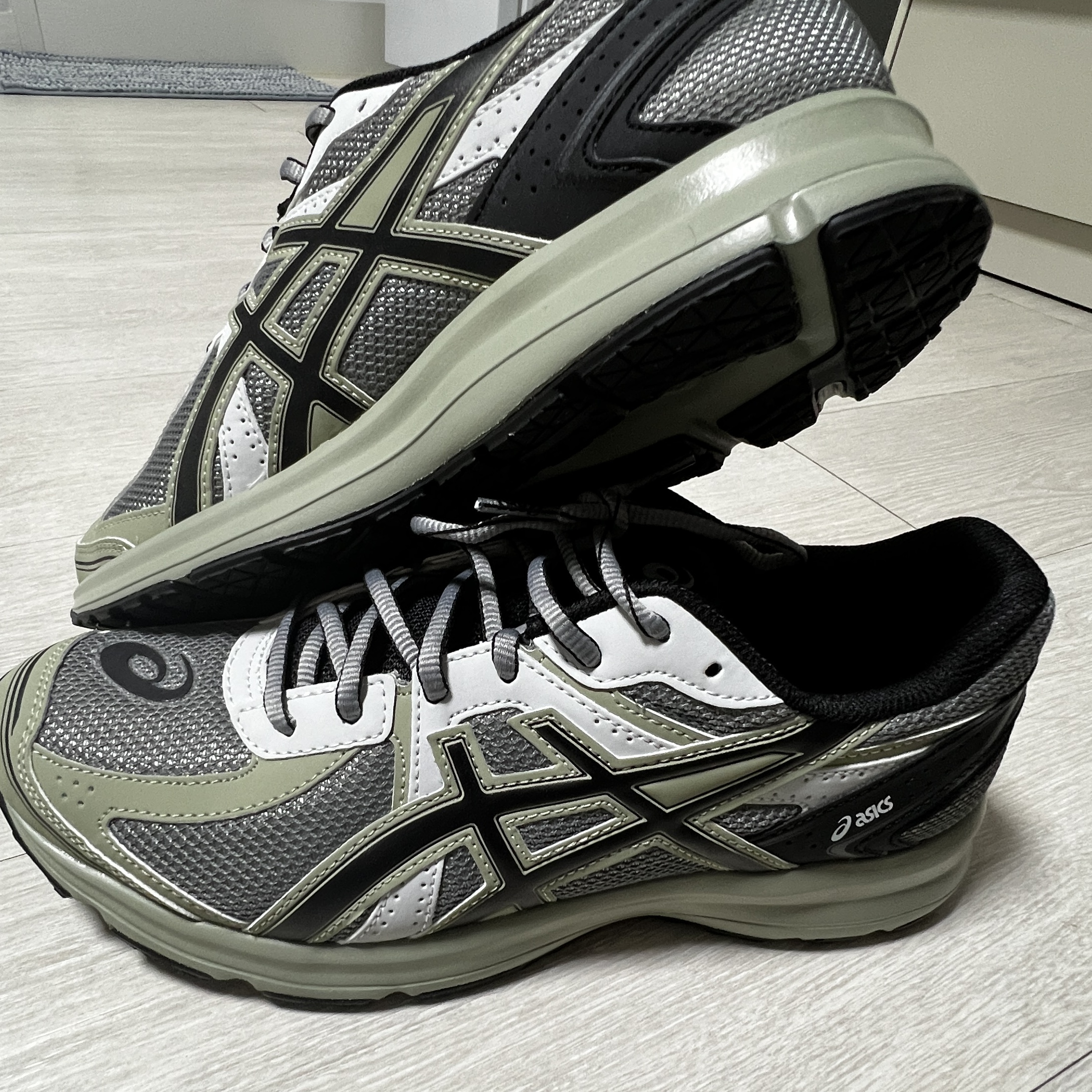 Asics Jog 100 S Sheet Rock - 2E Wide 착용 스타일