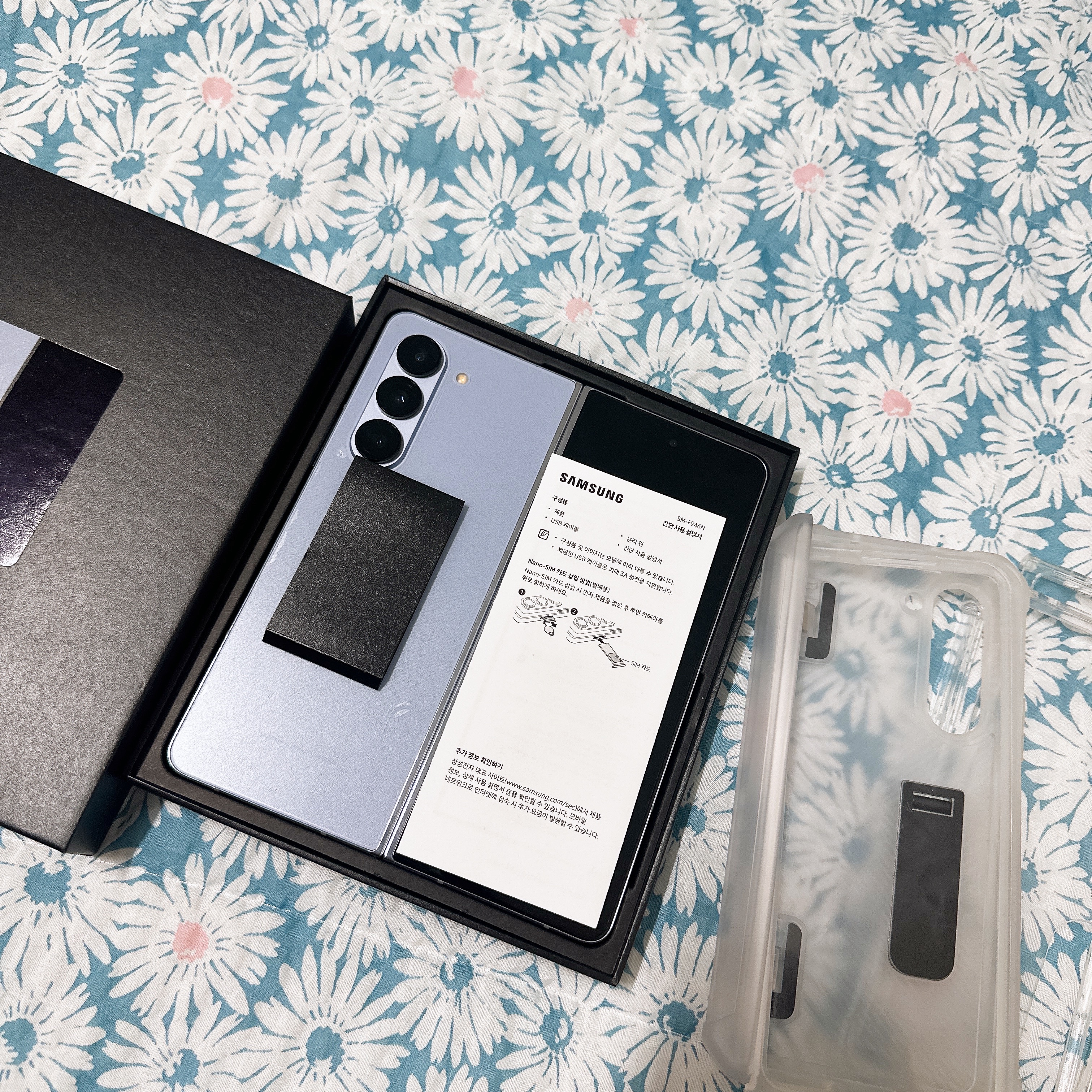 Samsung Galaxy Z Fold5 256GB Ice Blue (Korean Ver.) 착용 스타일