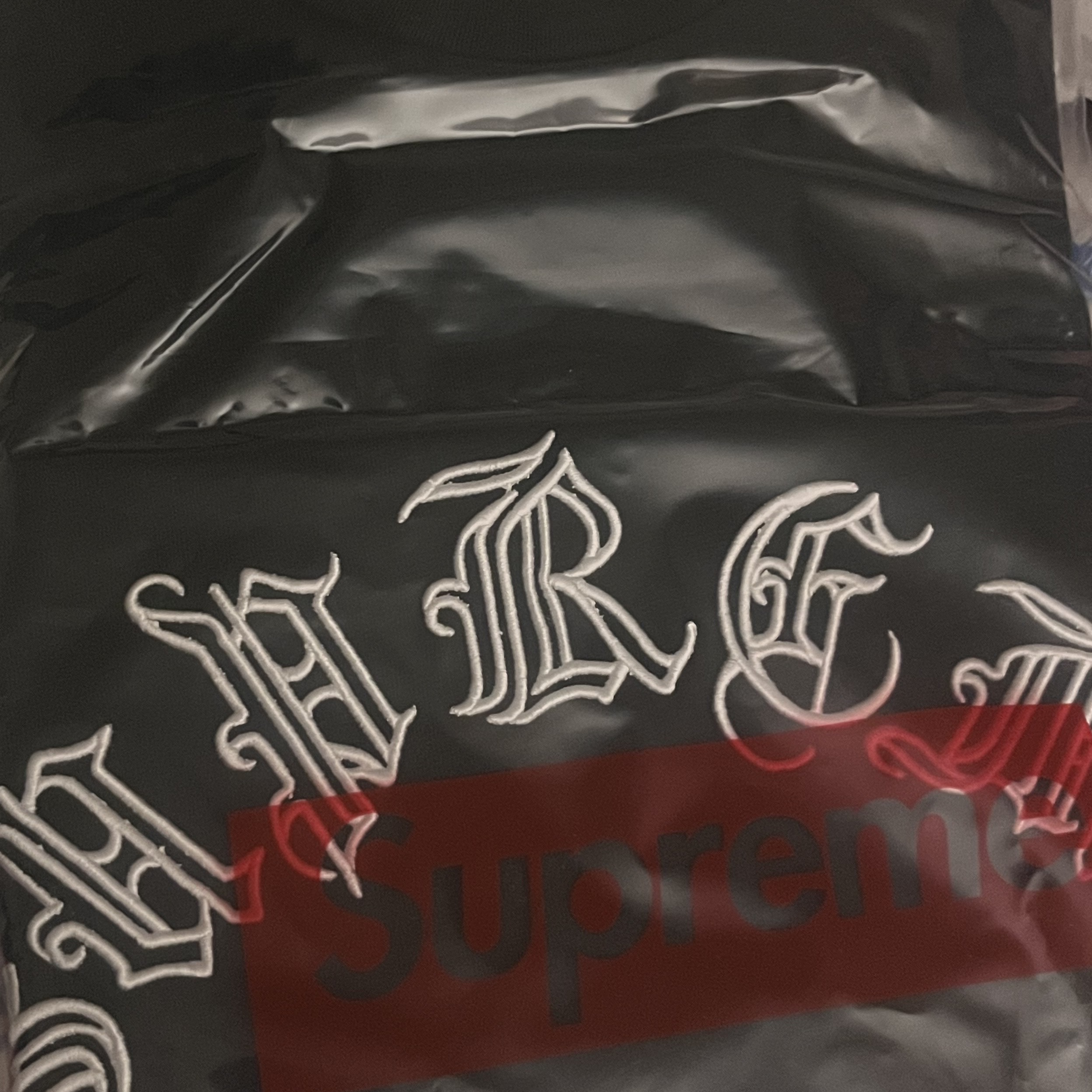Supreme Old English S/S Top Black - 23FW 착용 스타일