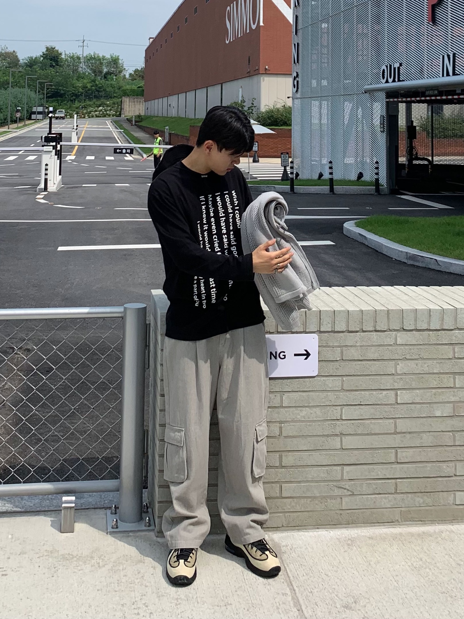 Nike x Stussy Air Penny II Rattan and Limestone, Jacquemus Le Bob Artichaut Bucket Hat Black 착용 스타일 - 4