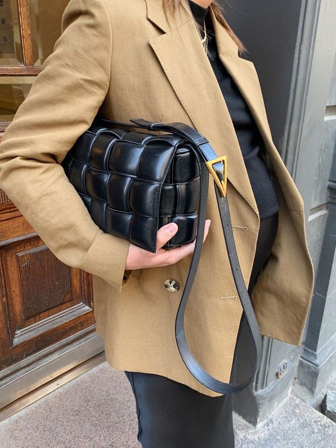 Bottega Veneta Padded Tech Cassette Belt Bag Potion Cranberry, Bottega Veneta Small Cassette Black 착용 스타일 - 3