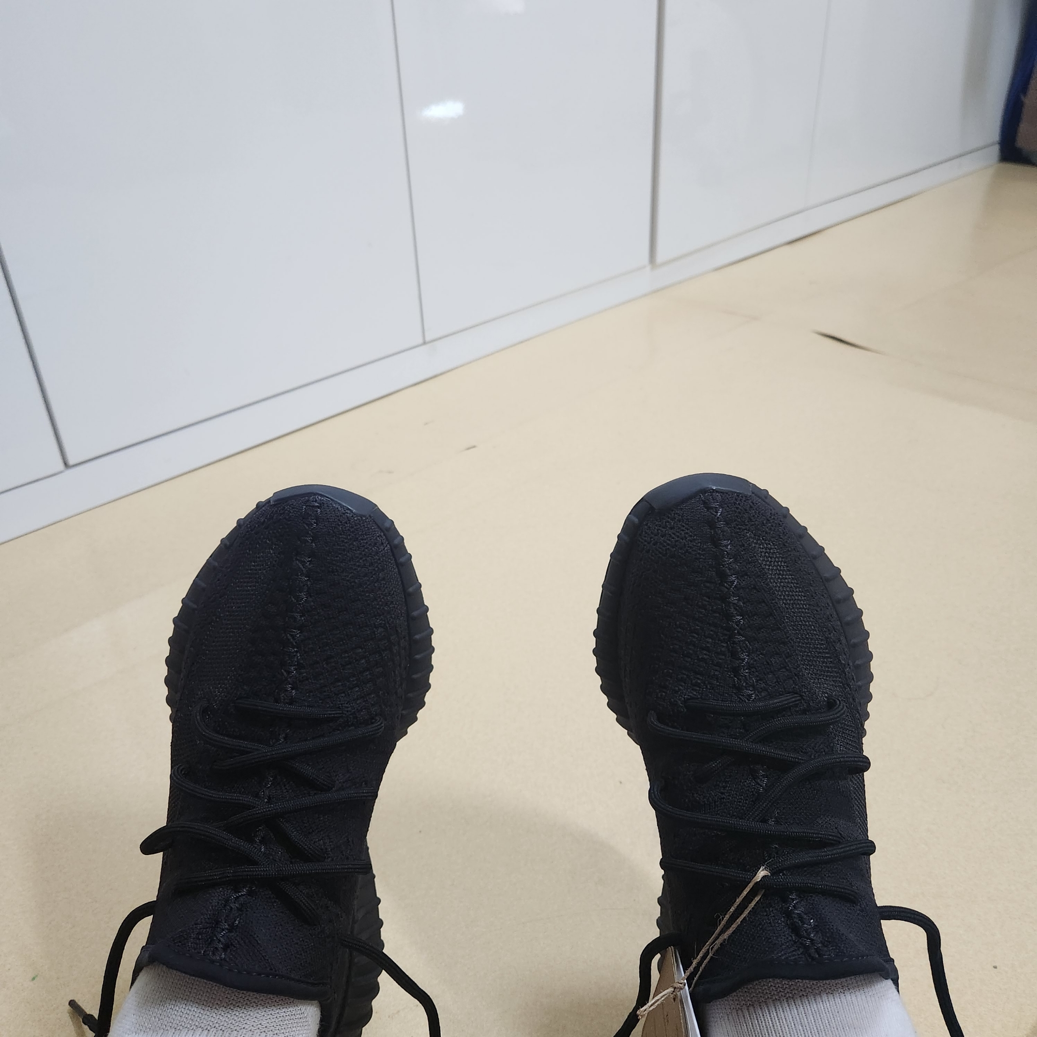 Adidas Yeezy Boost 350 V2 Onyx 착용 스타일
