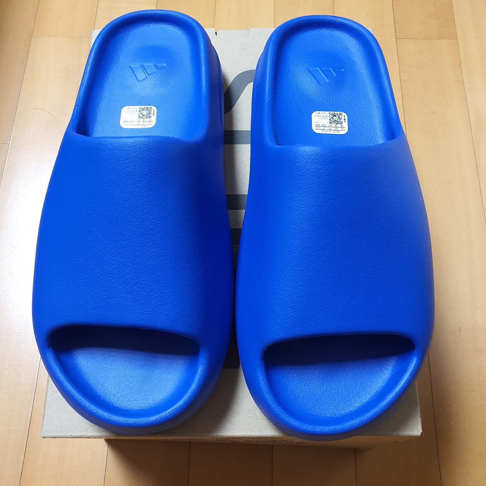 Adidas Yeezy Slide Azure 착용 스타일